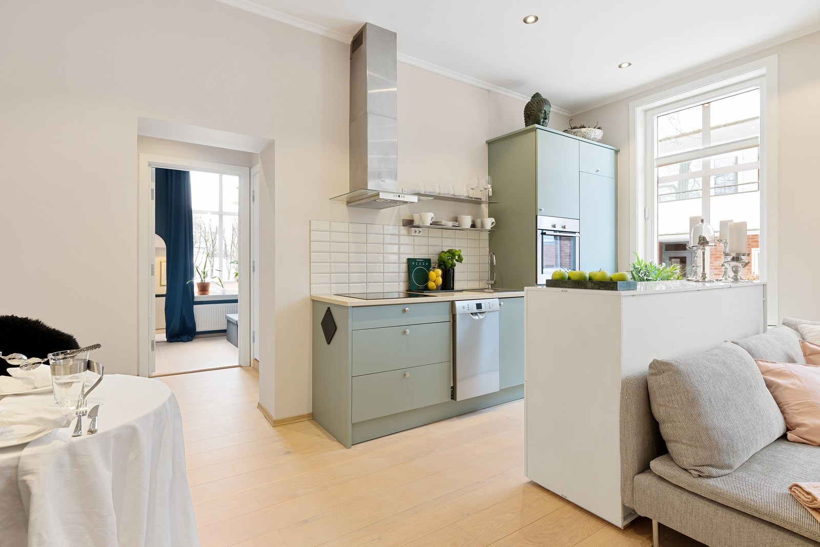 Den åpne løsningen mellom stue og kjøkken skaper en sosial og innbydende atmosfære. Foto: Trond Walsø / Walso Work Galleribilde