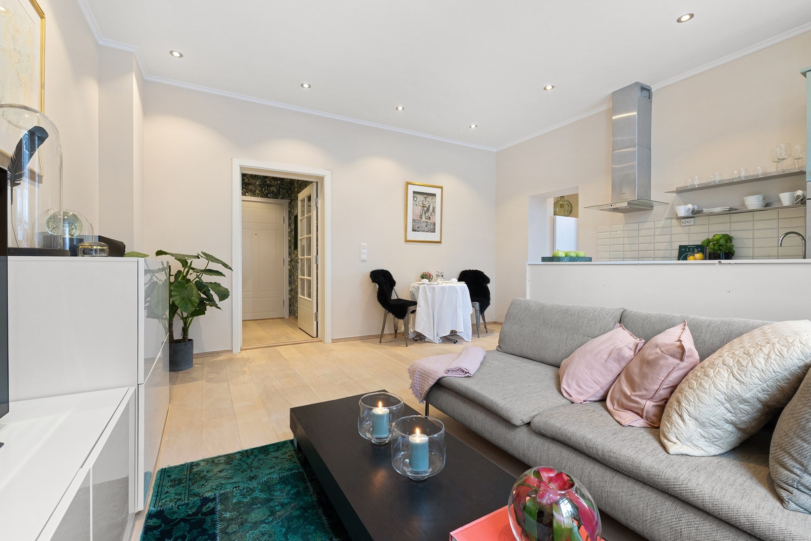 Leiligheten er lys og romslig med store vindusflater og en sjenerøs takhøyde på ca. 2,80 meter. Foto: Trond Walsø / Walso Work Galleribilde