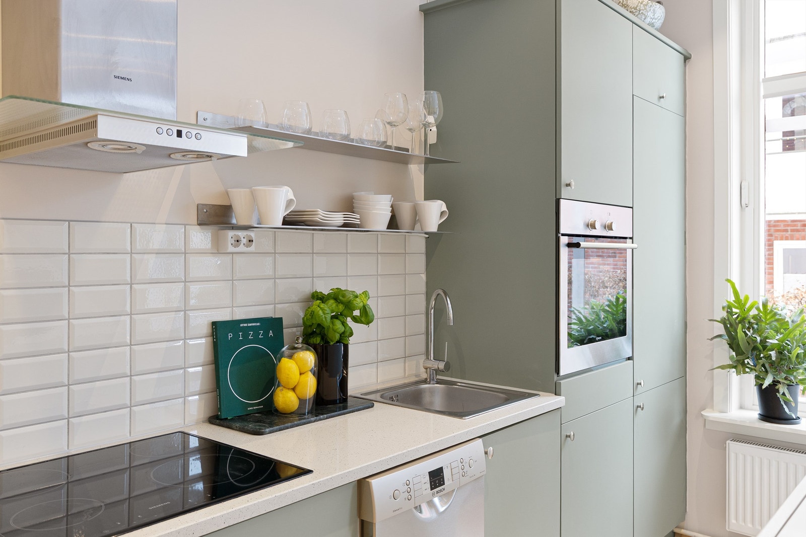 Integrerte hvitevarer som komfyr, platetopp, oppvaskmaskin og kjøl/frys medfølger. Galleribilde