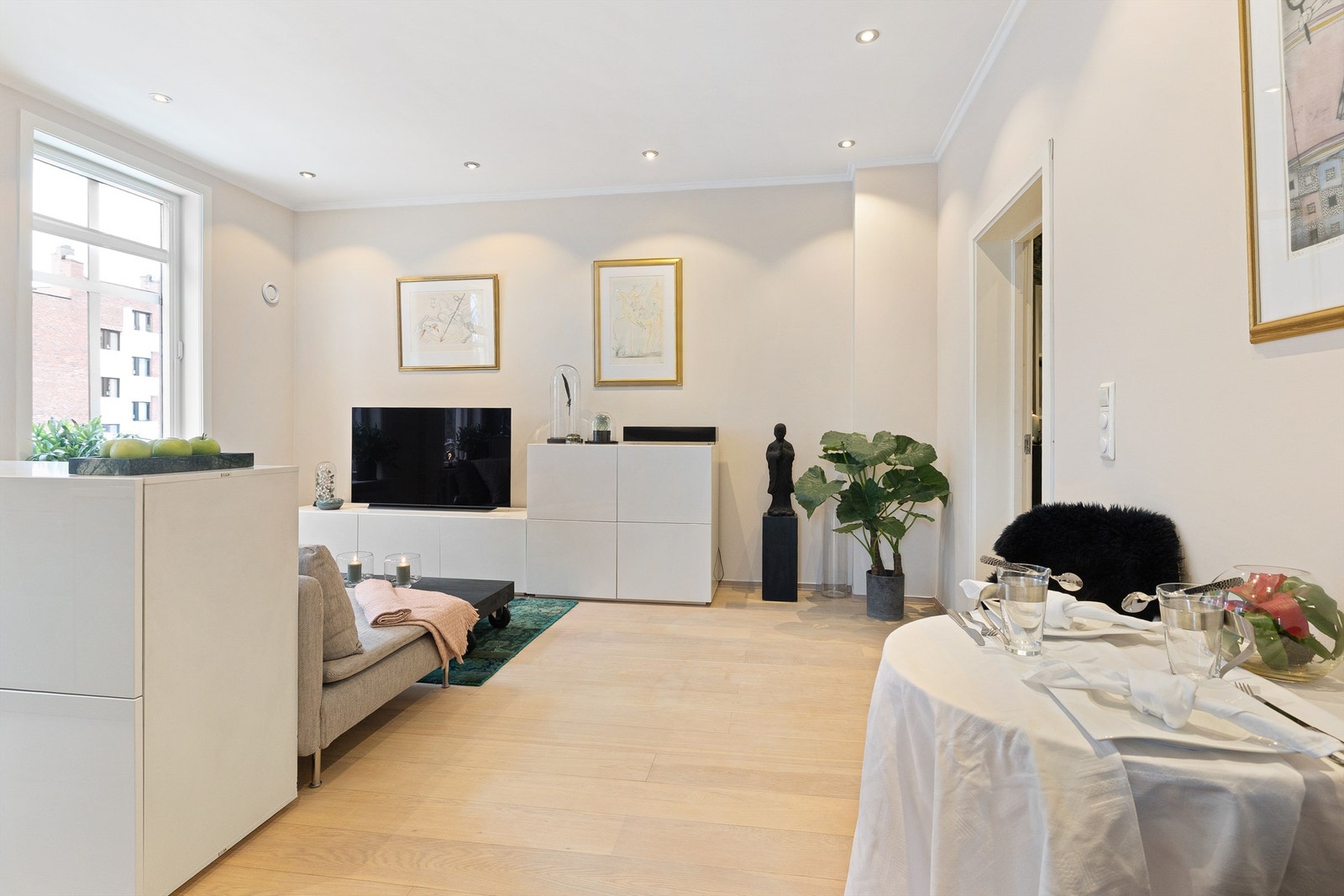 Leiligheten har parkett på gulv og malte flater. Downlights i himlingen gir god og jevn belysning i oppholdsrommet. Galleribilde