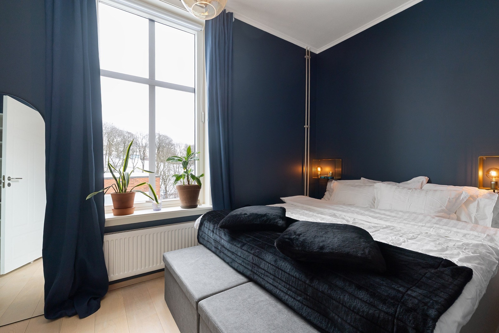 Soverommet ligger tilbaketrukket fra stuen og har god plass til dobbeltseng. Galleribilde