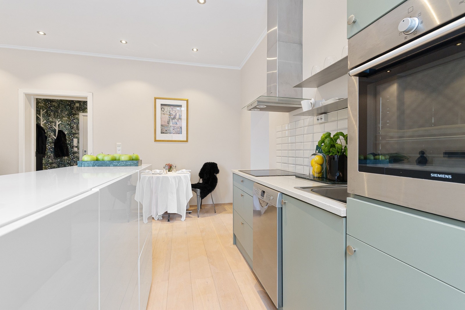 Kjøkkenet er utstyrt med mekanisk avtrekksventilator tilknyttet avtrekkskanal. Galleribilde