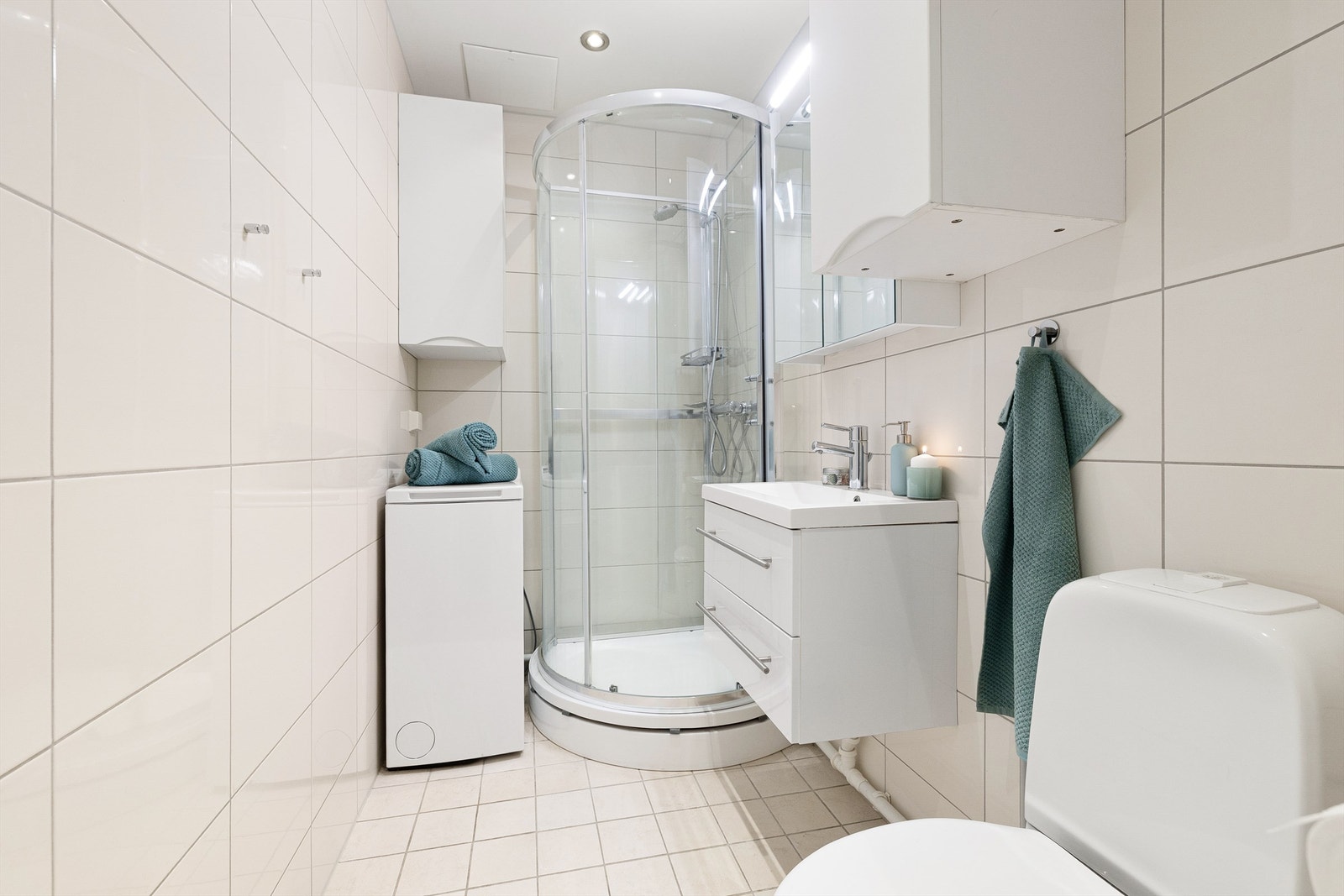 Badet fra 2008 er flislagt og utstyrt med dusjkabinett, vegghengt servantskap, speilskap og toalett. Det gjøres oppmerksomhet på at badet har fått TG3 grunnet manglende sluk. Galleribilde