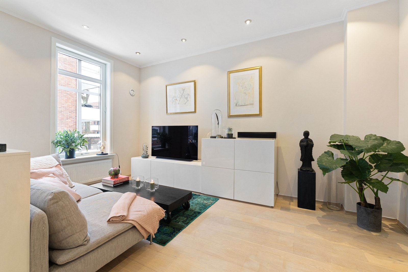 Oppvarming via radiatorer fra felles varmesentral er inkludert i felleskostnadene. Galleribilde