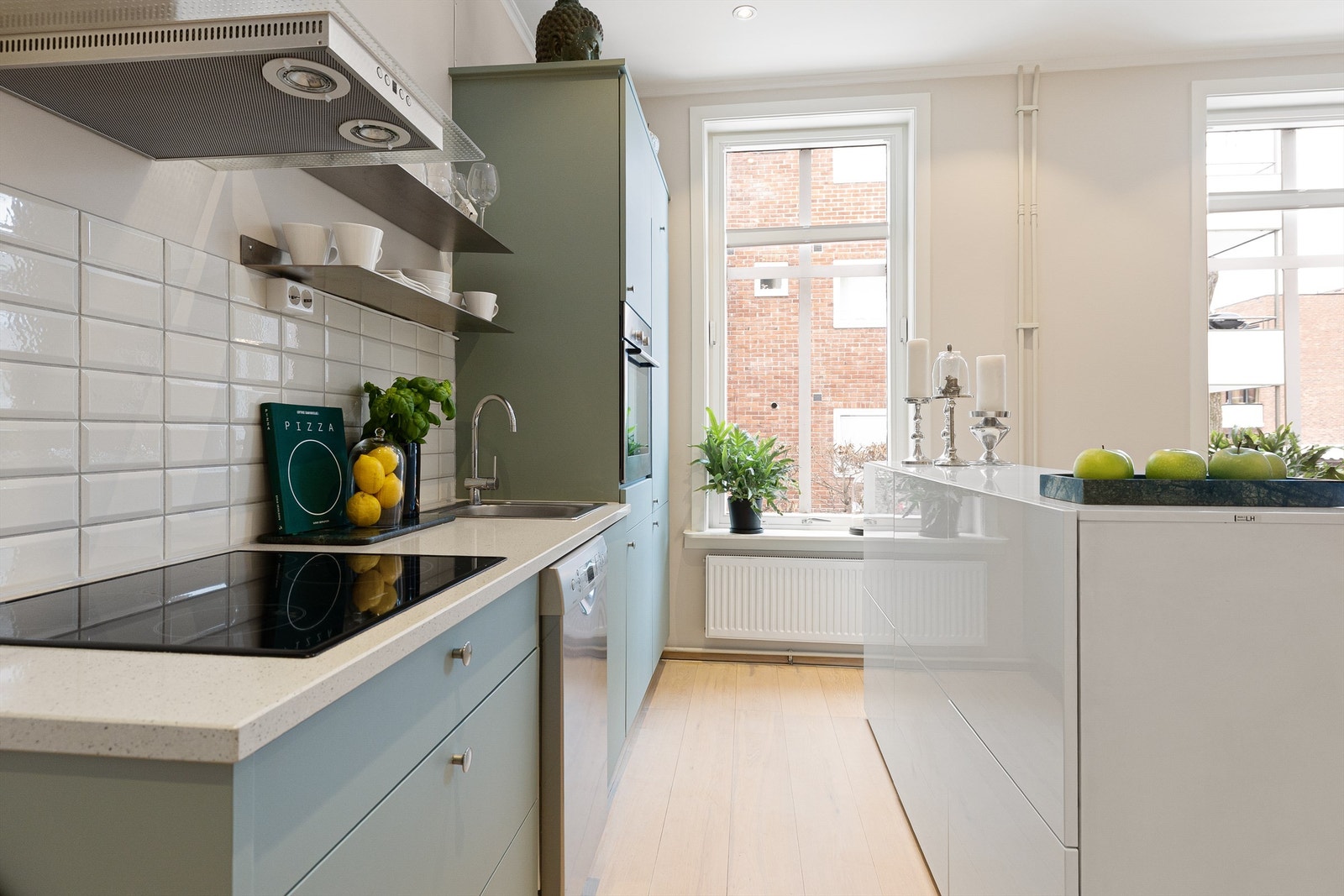 Kjøkkeninnredningen fra 2008 har slette fronter og en solid benkeplate i stein. Galleribilde