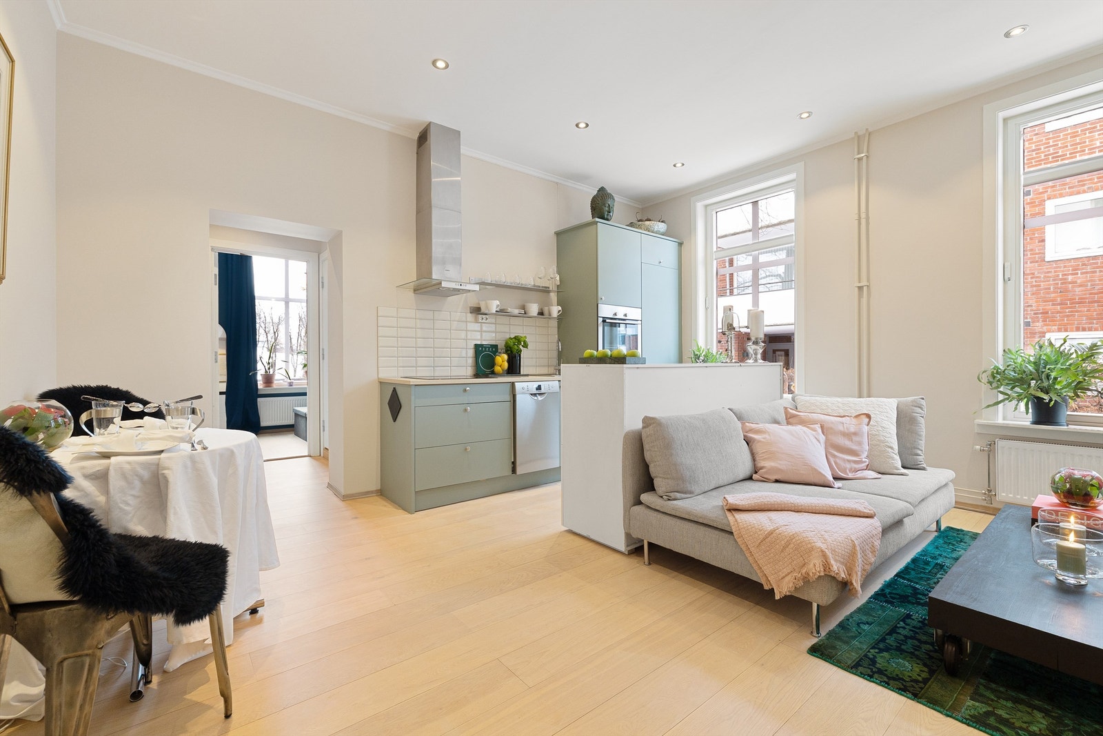 Stuen har god plass til både sofagruppe og en egen spiseplass. Galleribilde