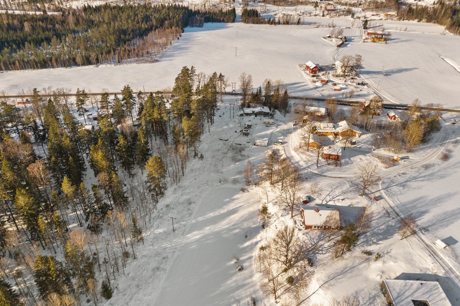 Beliggenheten gir nærhet til natur, samtidig som Andebu sentrum ligger en kort kjøretur unna med dagligvarebutikk, skole, barnehager og øvrige servicetilbud. Galleribilde