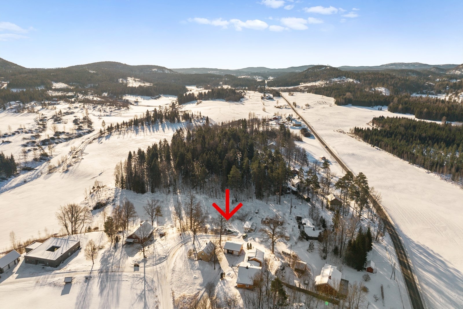 Velkomment til Nesveien 129, presentert av Aktiv Eiendomsmegling v/Thomas Ottebech. Foto: Paul Thürmer - Tomten ligger idyllisk til i naturskjønne omgivelser i Andebu. Galleribilde