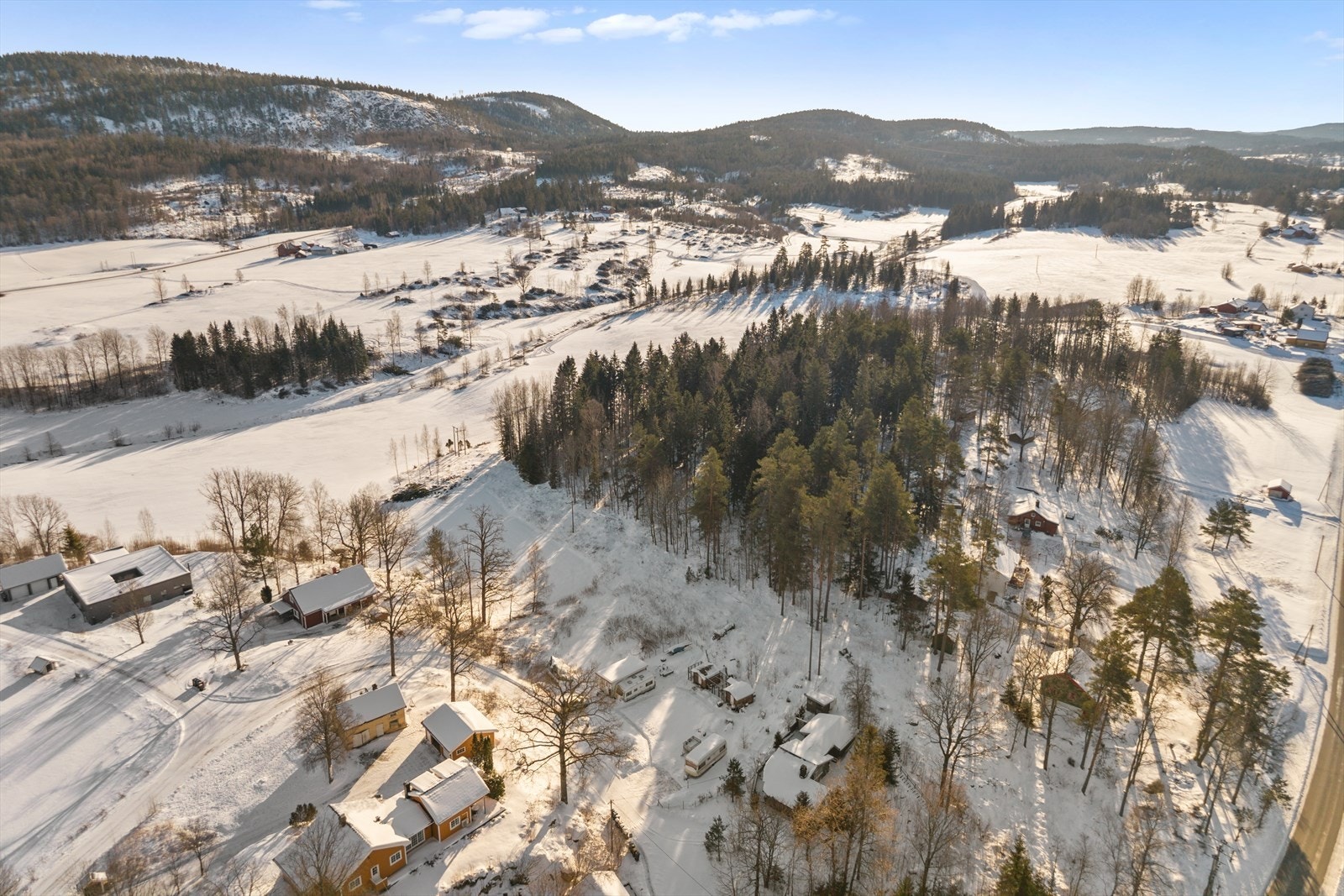 Tomten er omkranset av trær og busker, og byr på en landlig og fredelig atmosfære med gode solforhold. Galleribilde