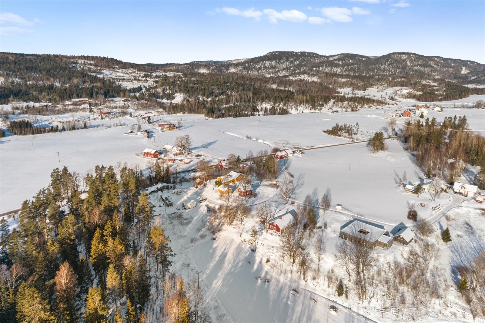 Dette er et sted hvor man kan skape et hjem for både hverdag og fritid, og hvor tomtens potensial gir mulighet for å realisere drømmer for både små og store prosjekter. Galleribilde