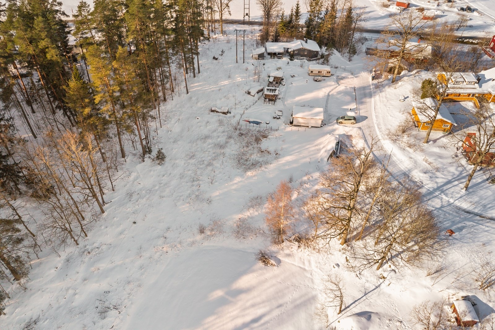 Nesveien 129 kombinerer det beste av landlig ro, naturopplevelser og familievennlig beliggenhet. Galleribilde