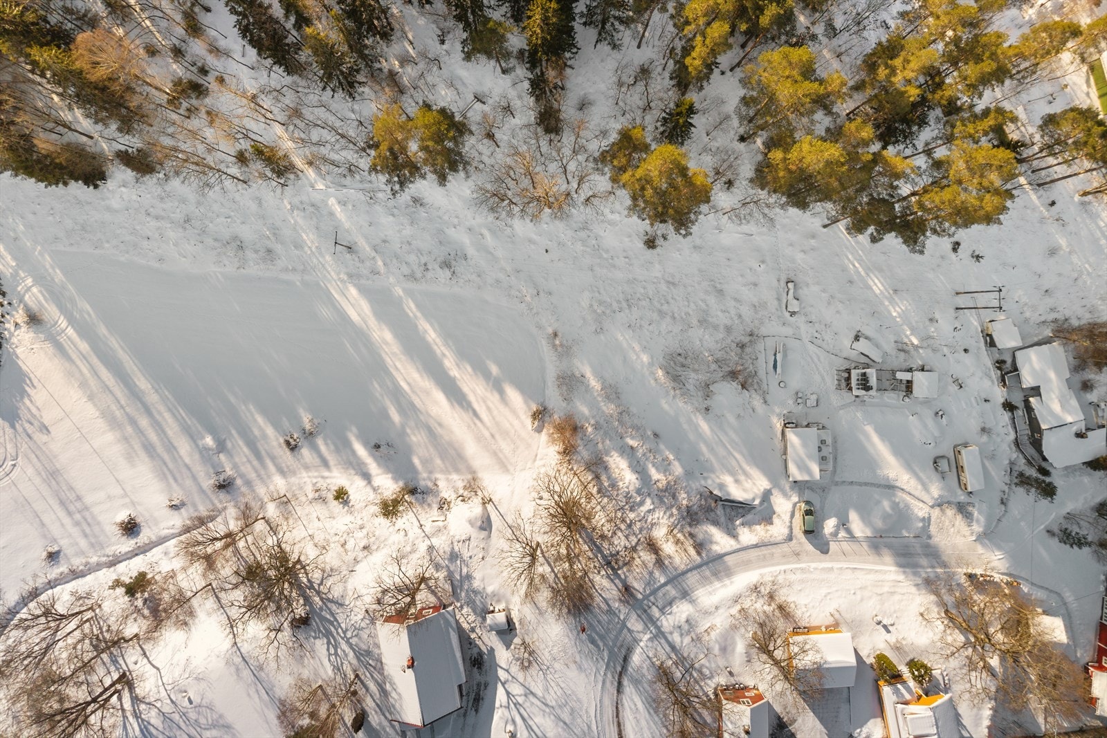 Her får du en flott mulighet til å realisere drømmen om egen bolig, med god plass til hage, uteområder og eventuelle hobbyprosjekter. Galleribilde