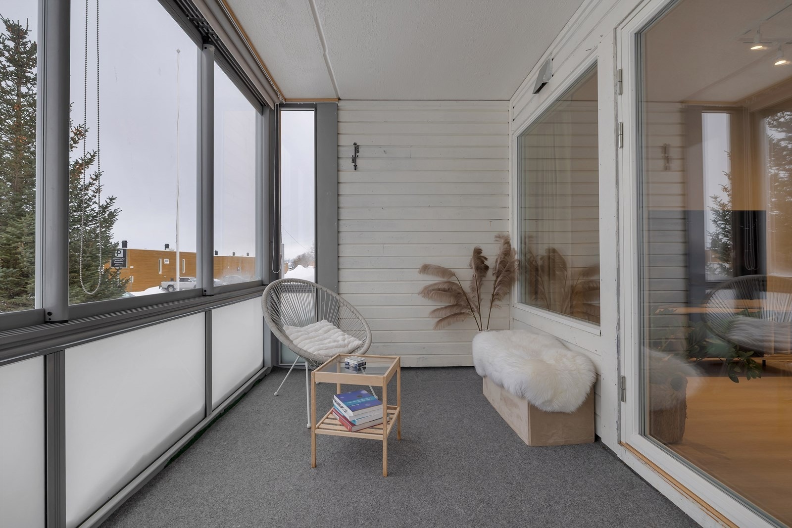 Inglasset balkong fungerer som en forlengelse av stuen Galleribilde
