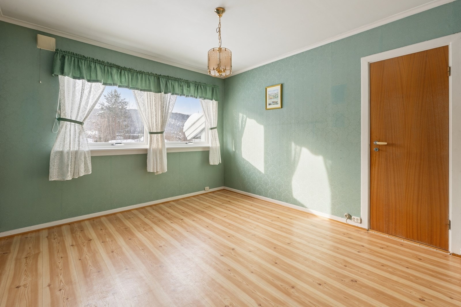 Soverom 1 i 1.etg med dør til bod. Galleribilde