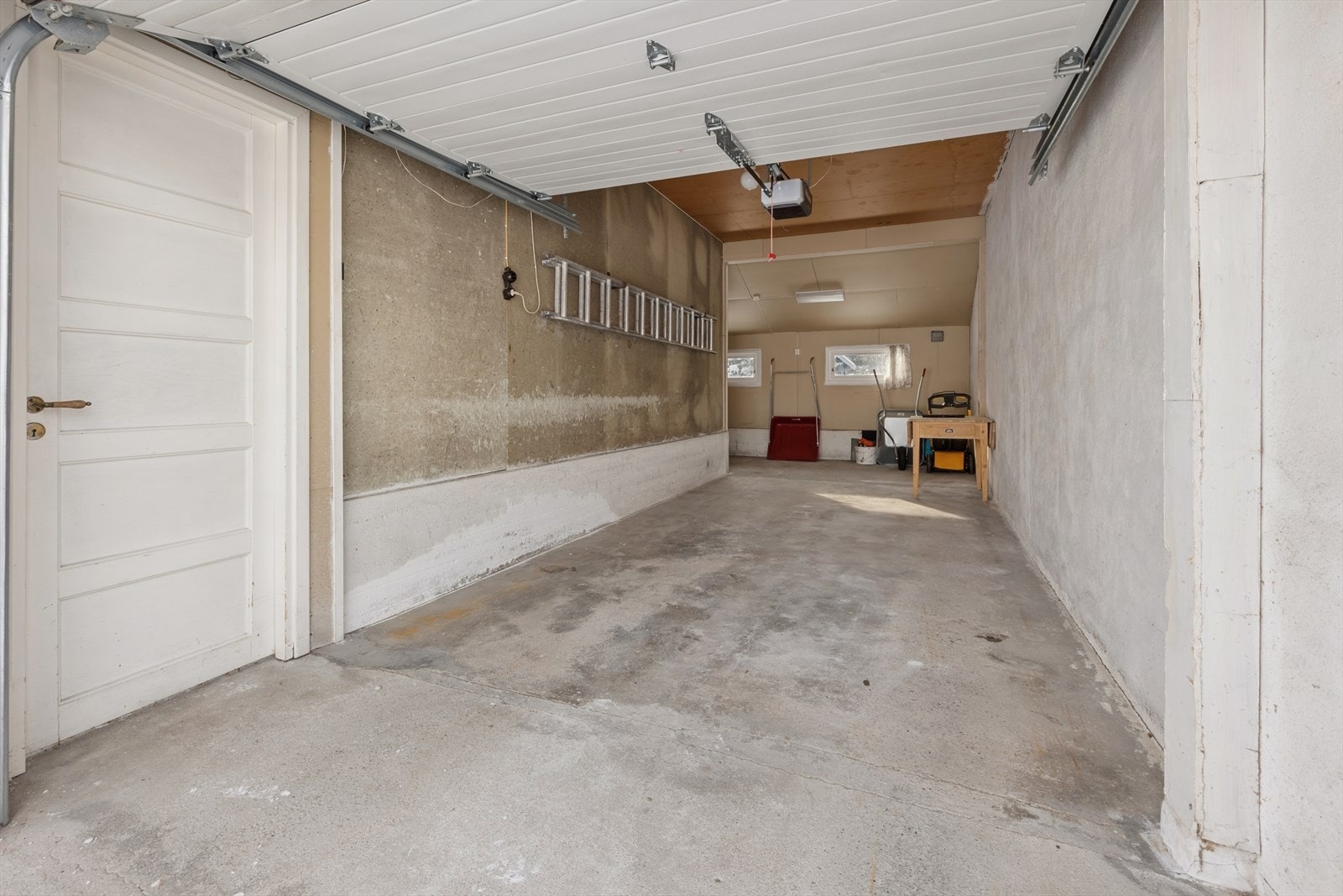 Romslig og dyp garasje med plass til mye oppbevaring. Galleribilde