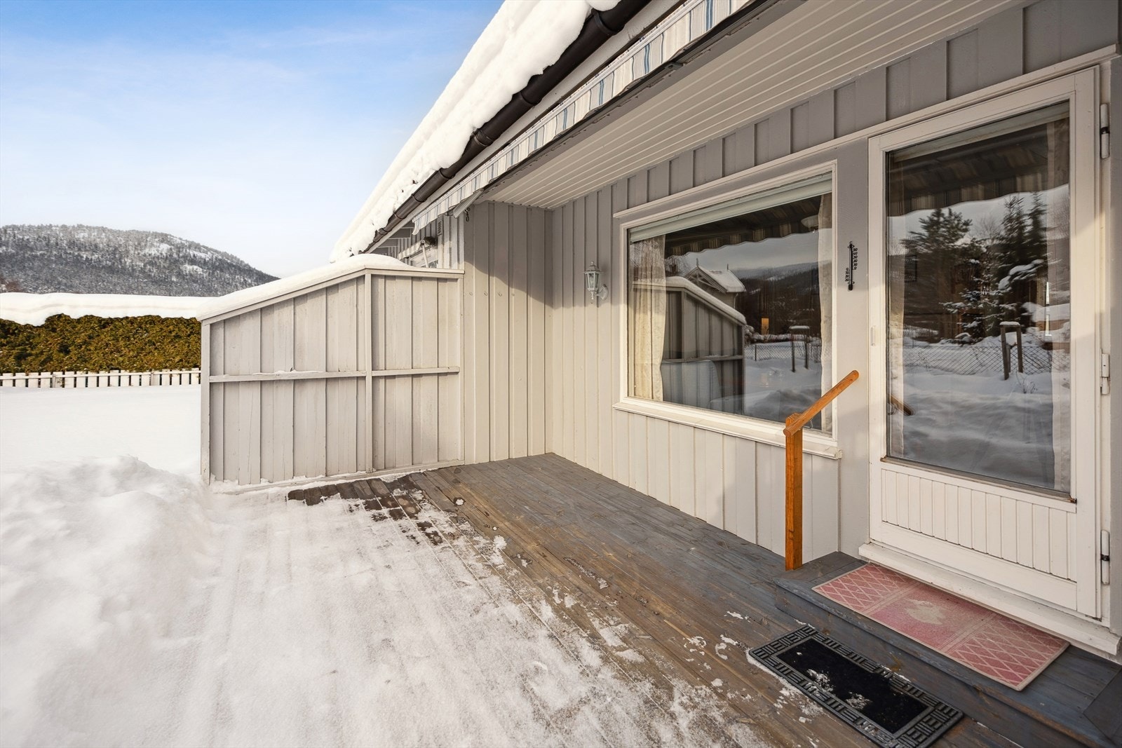 Delvis overbygd terrasse m/markise ut for stuen som leder videre til hagen. Galleribilde