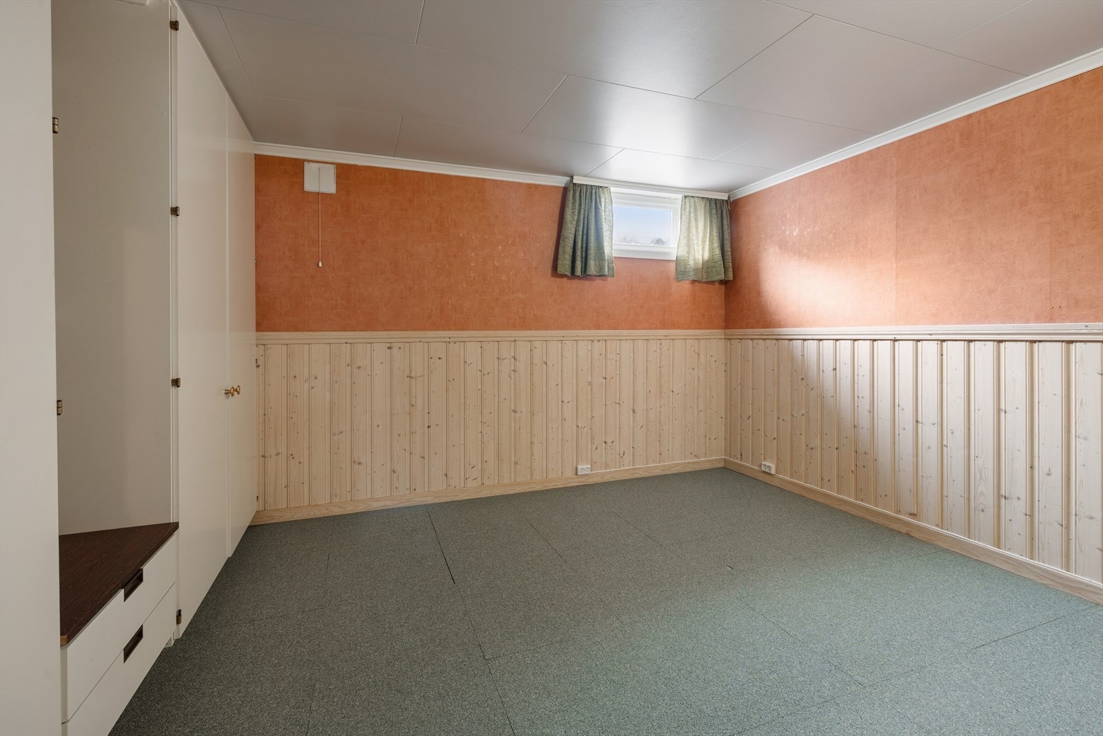 Stort rom i underetasjen. (Ikke godkjent som rom for varig opphold) Galleribilde