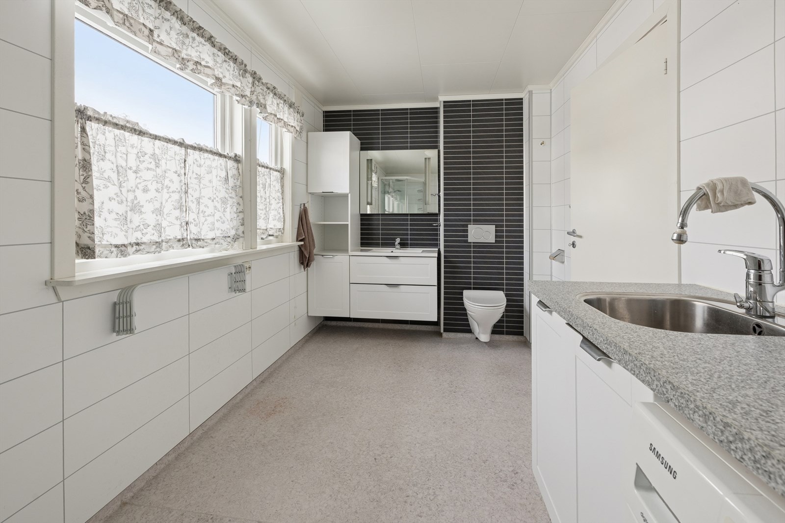 Stort baderom fra rundt 2013 i 1.etg hvor du også har vaskeromsinnredning. Galleribilde