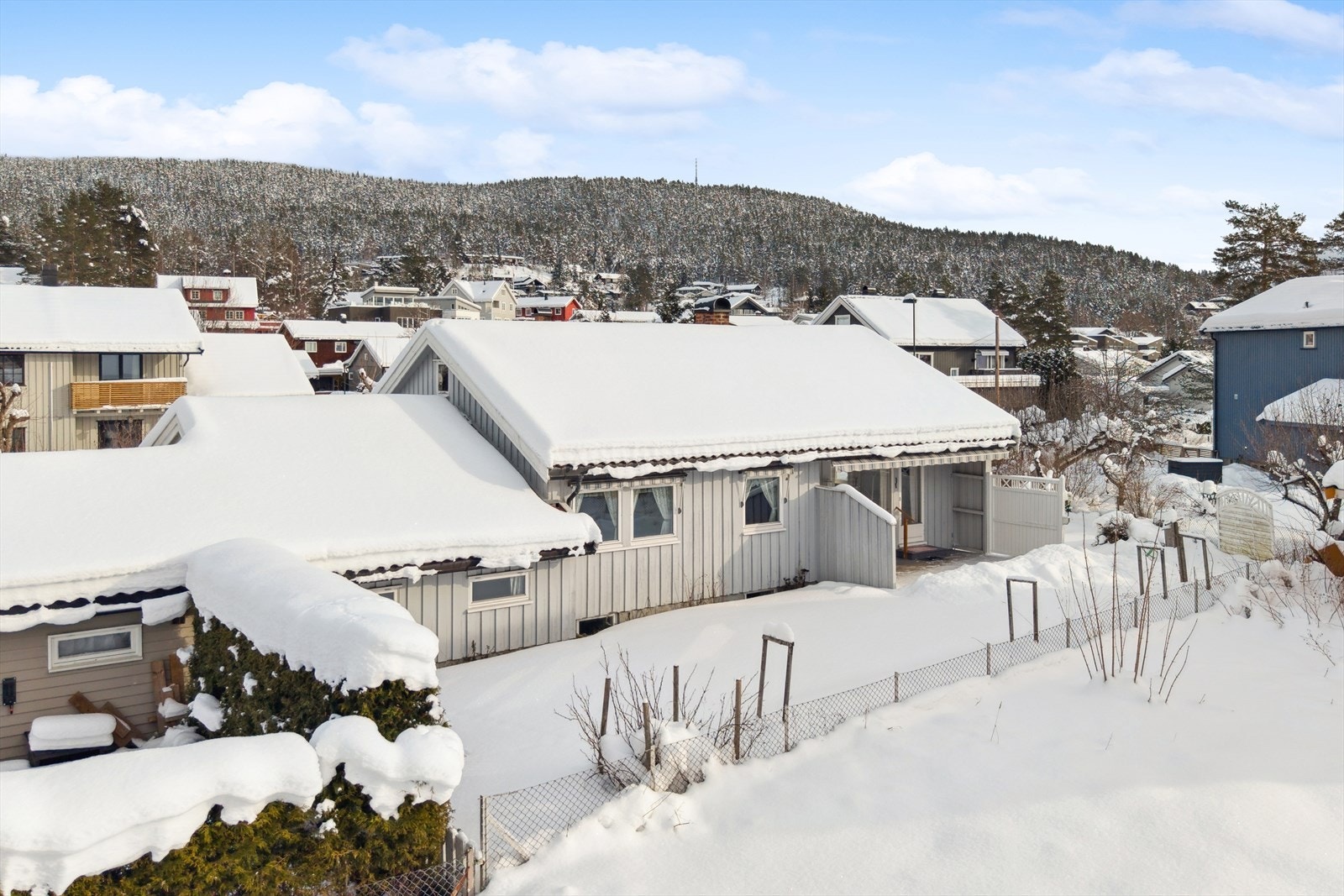 Enebolig med fin plassering i et rolig og populært område med gode solforhold. Galleribilde