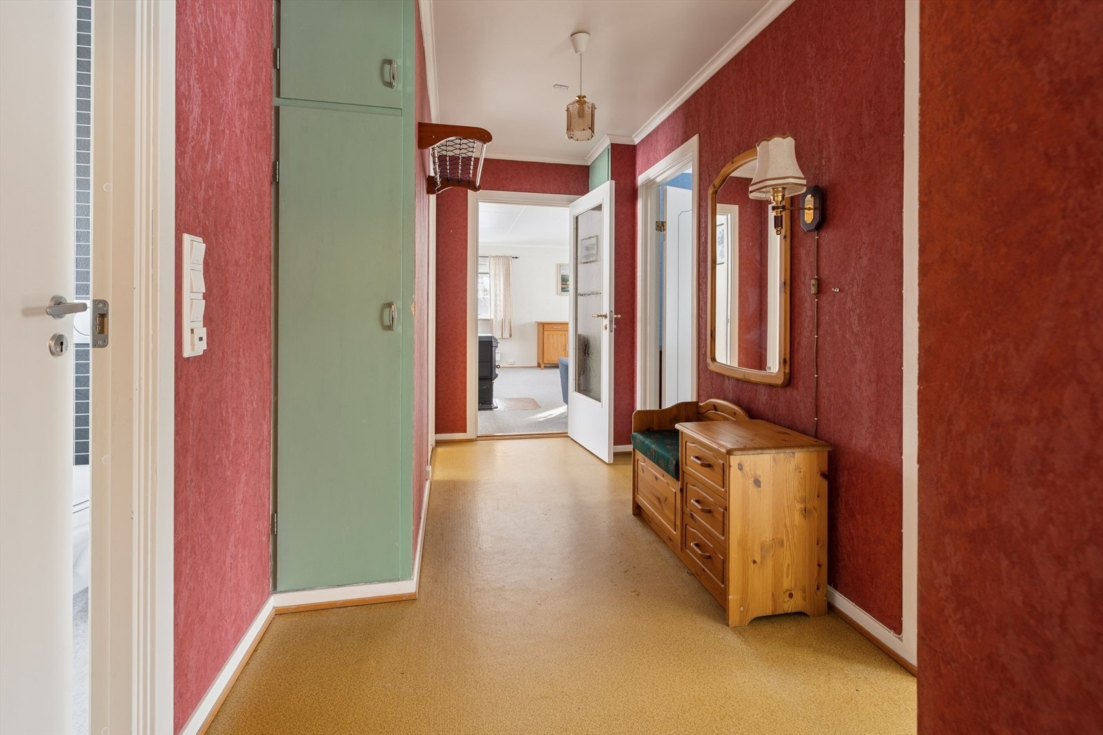 Gang med innebygd skapplass. Galleribilde