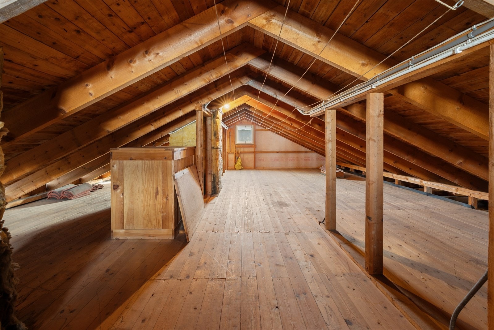 Stort loft med god plass til oppbevaring. Galleribilde