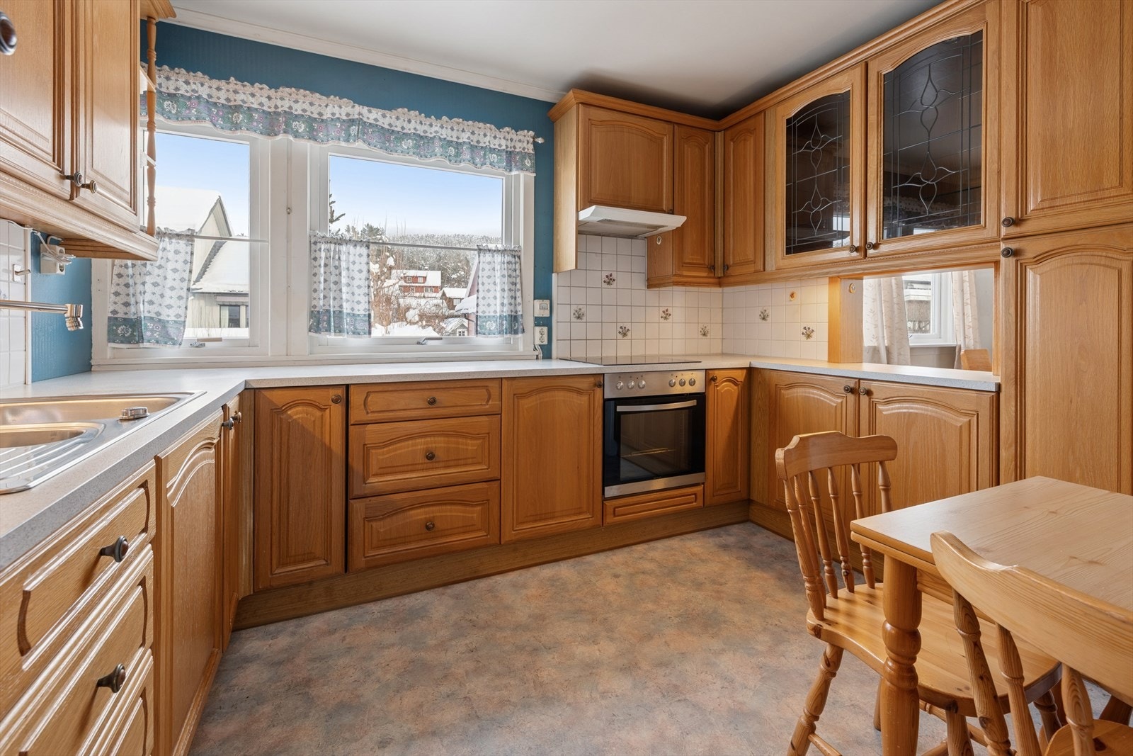 Egent kjøkkenrom hvor du har rikelig med skap -og benkeplass. Galleribilde