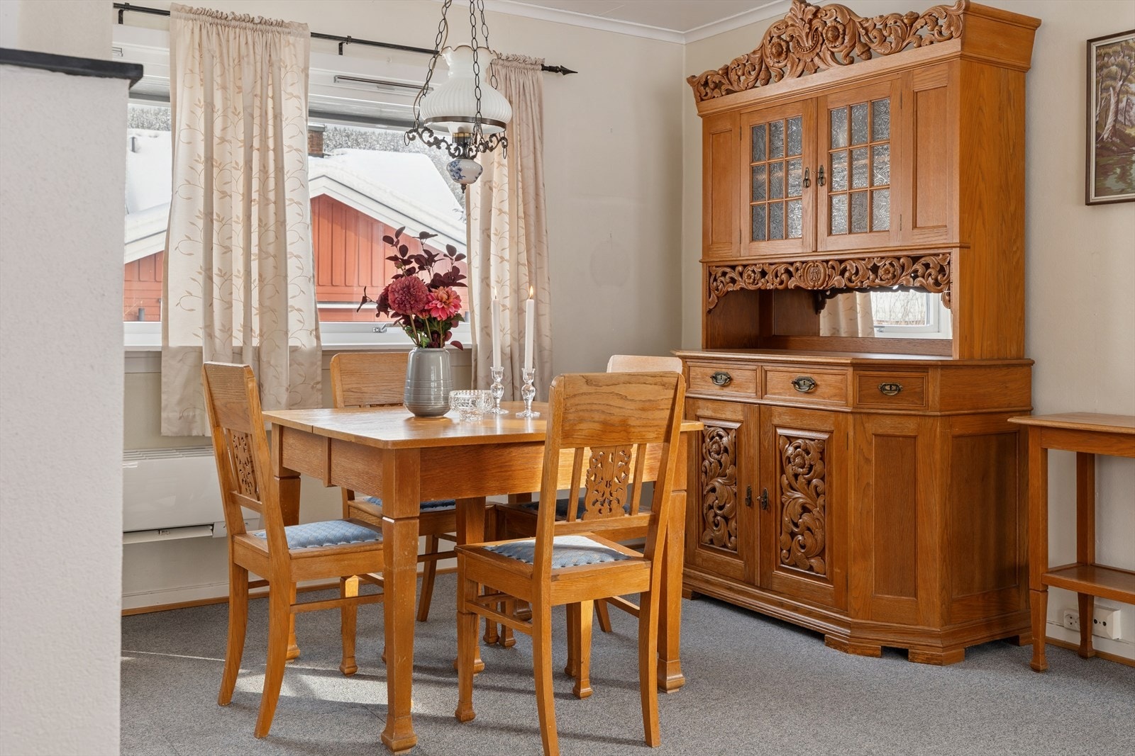 Trivelig spiseplass med god plass til spisegruppe. Galleribilde