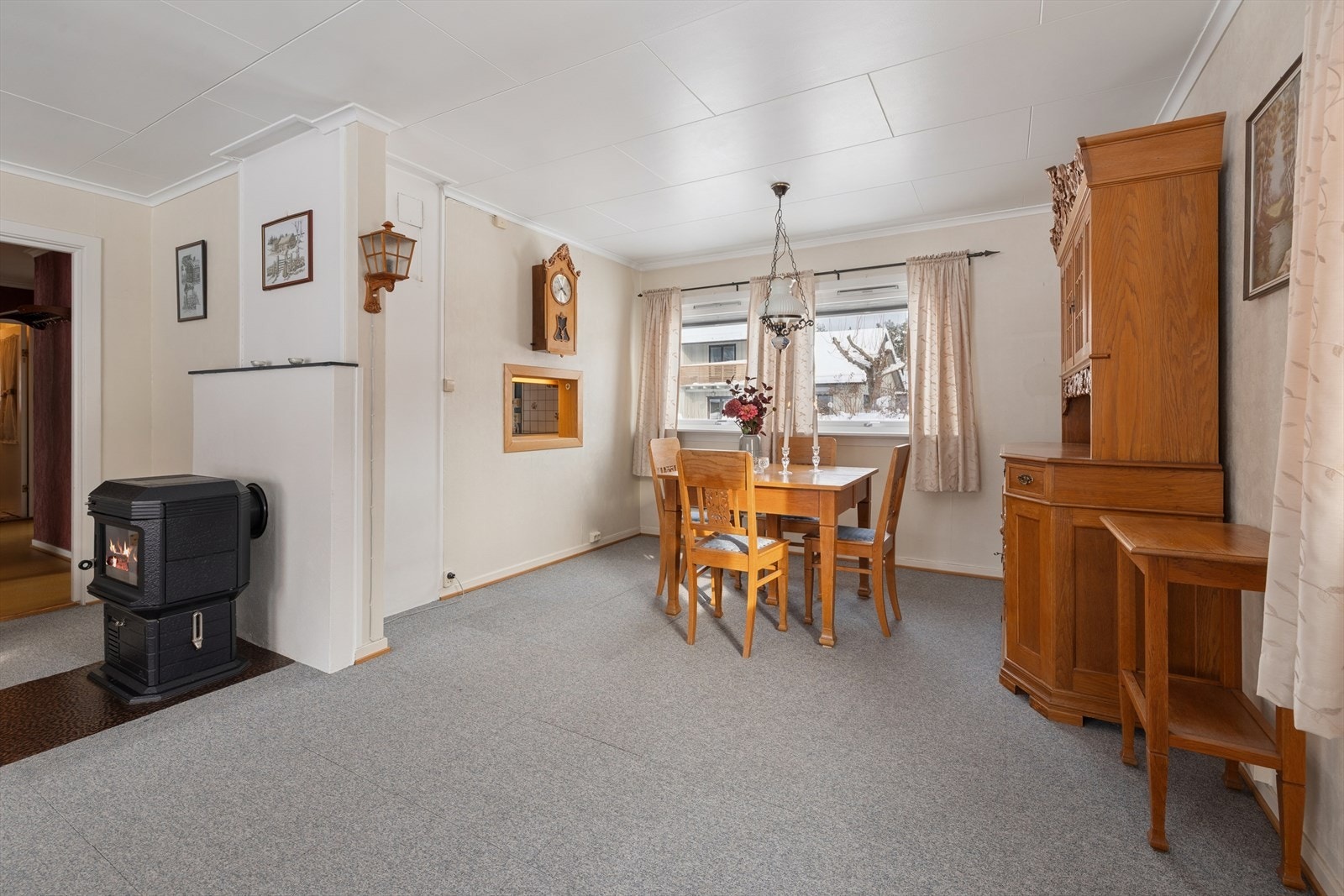 Spiseplass i tilknytning til stue. Galleribilde