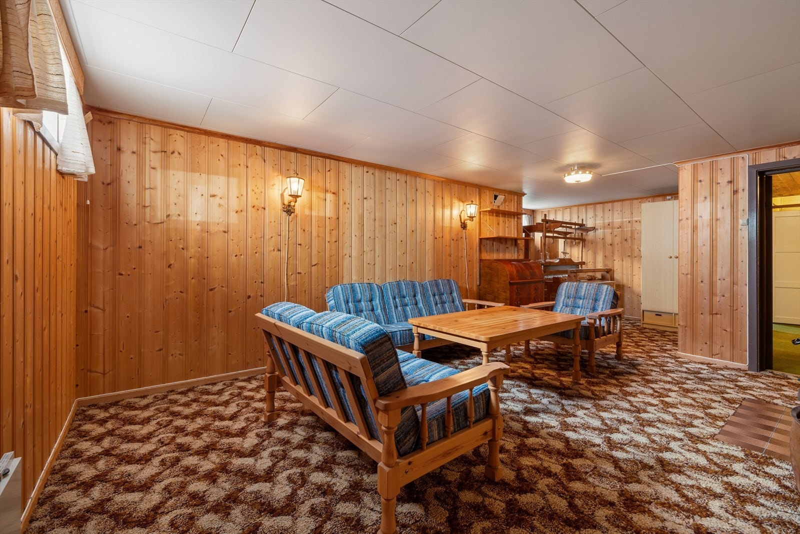 Trivelig kjellerstue med teppebelagt gulv. (Ikke godkjent som rom for varig opphold) Galleribilde