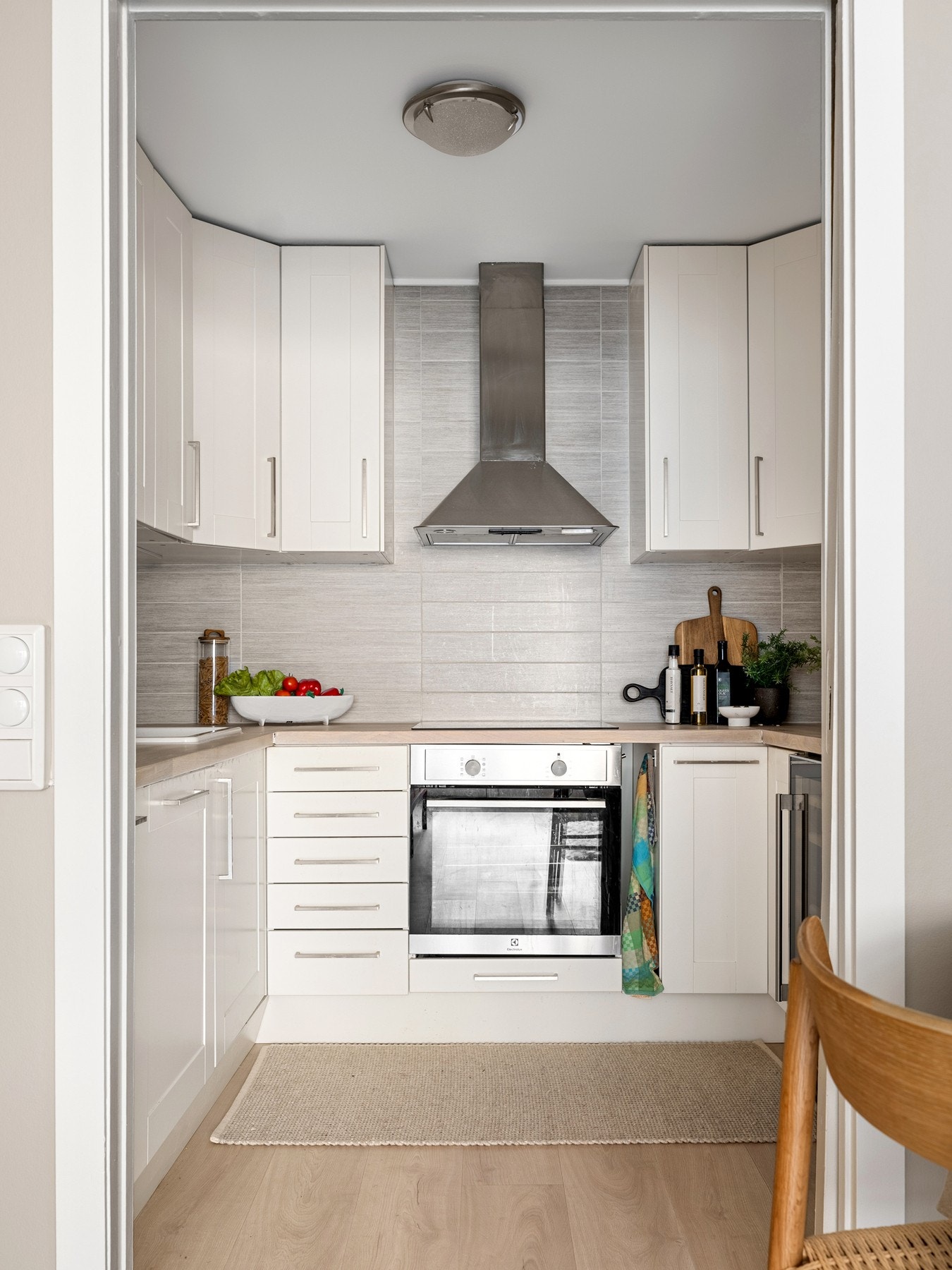 Kjøkkenet har et gjennomtenkt og praktisk design, med rikelig arbeidsflate og godt med oppbevaringsplass både i over- og underskap. Galleribilde