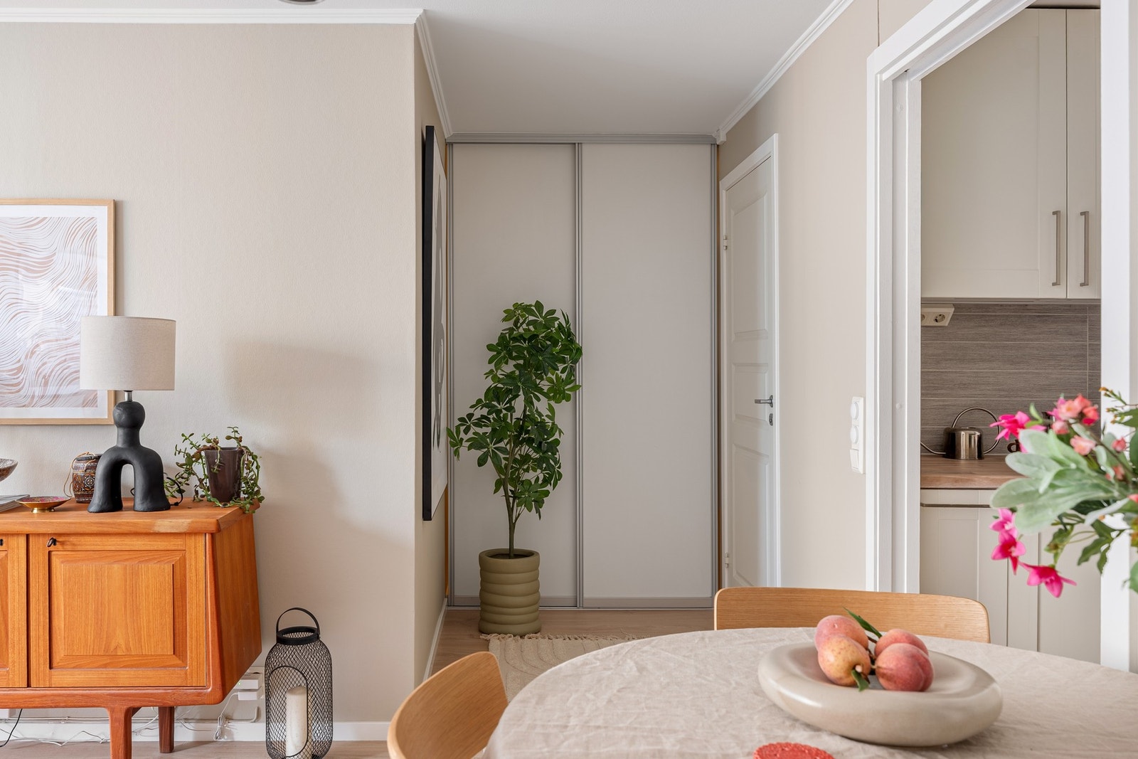 I stuen er det en praktisk skyvedørsgarderobe som gir god oppbevaringsplass. Galleribilde