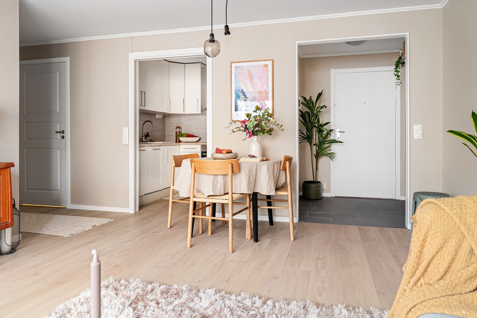 Spisebordet har en naturlig plassering ved kjøkkenet og gir en praktisk og hyggelig løsning for både hverdagsmiddager og besøk. Galleribilde