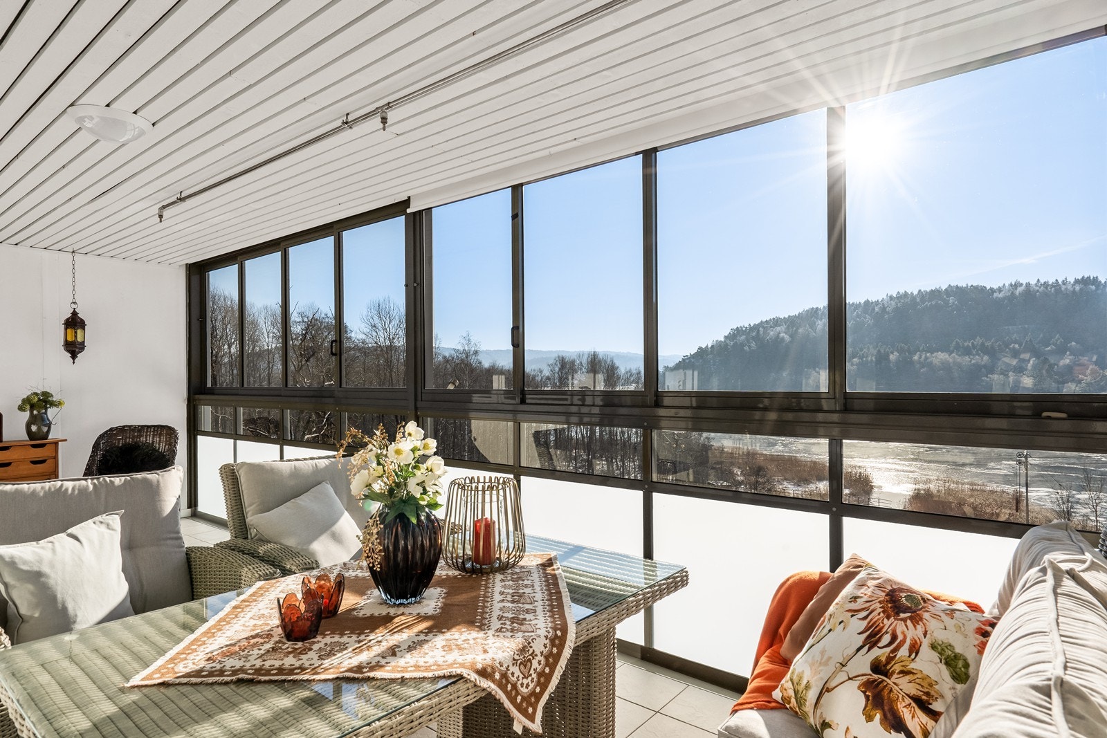 Velkommen til Refneveien 40A - Den store, innglassede balkongen på 18 m² er sørvendt og har utsikt mot fjorden. Galleribilde