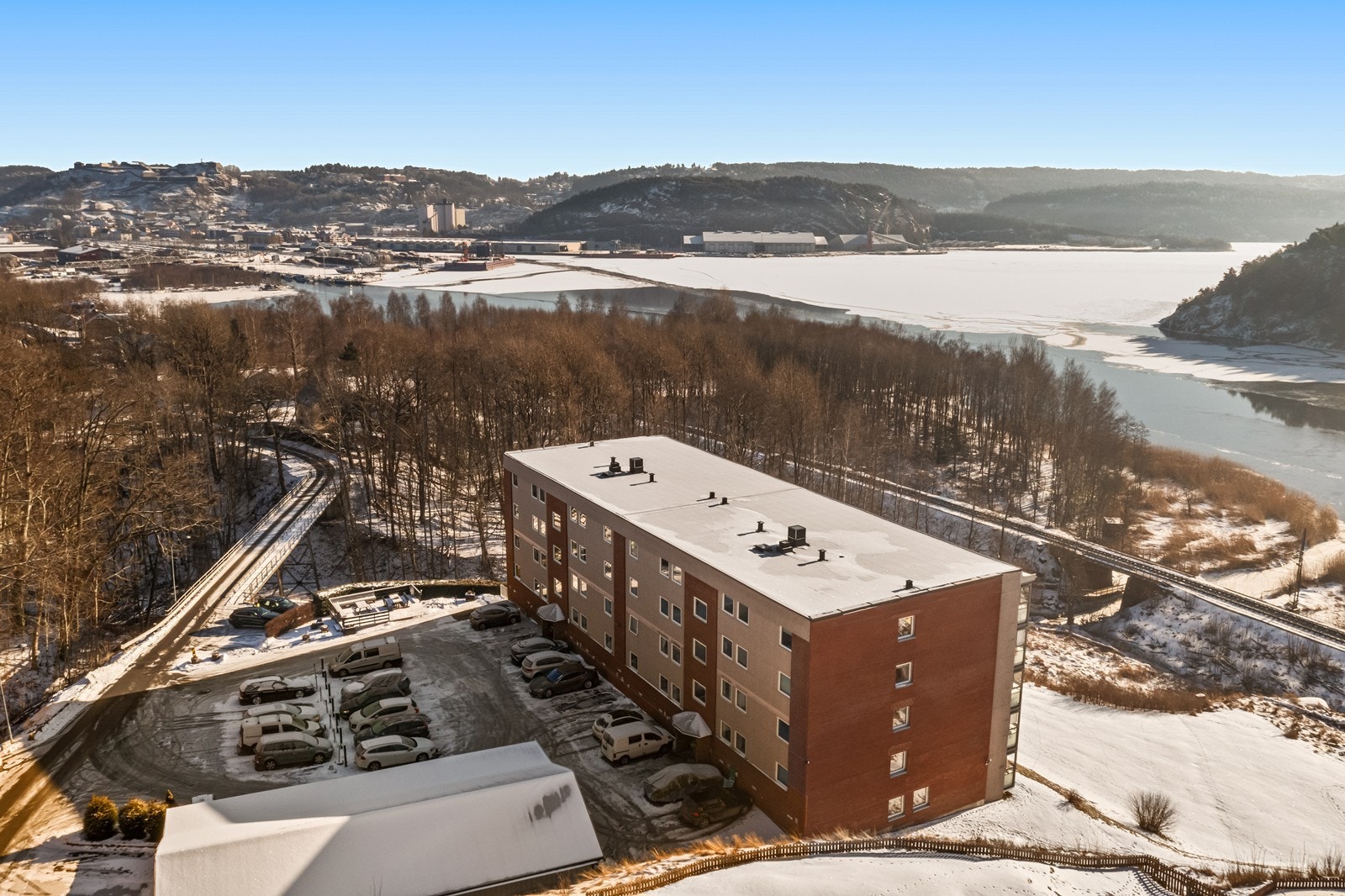 Beliggenhet med nærhet til både Halden sentrum og naturområder. Galleribilde