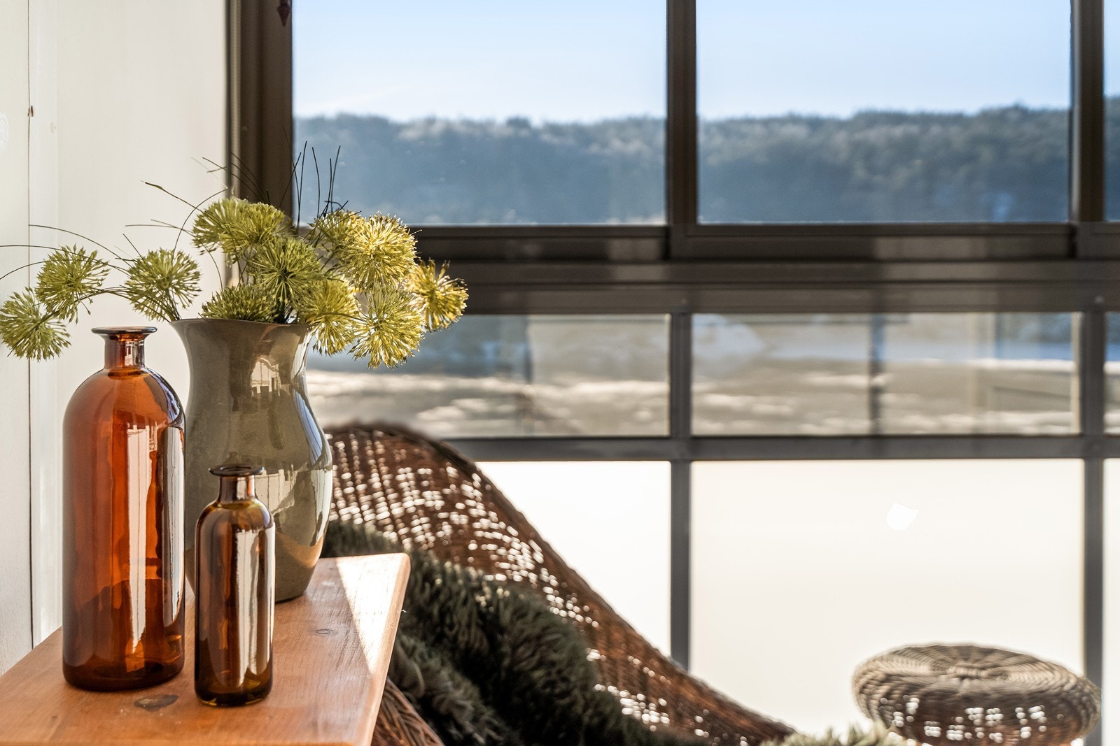 De store glassflatene slipper inn rikelig med dagslys og rammer inn utsikten. Galleribilde