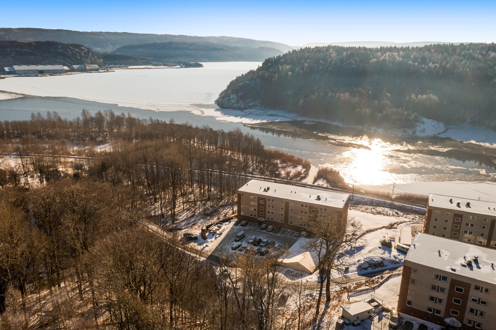 Eiendommen ligger høyt og fritt med gode sol- og utsiktsforhold. Galleribilde