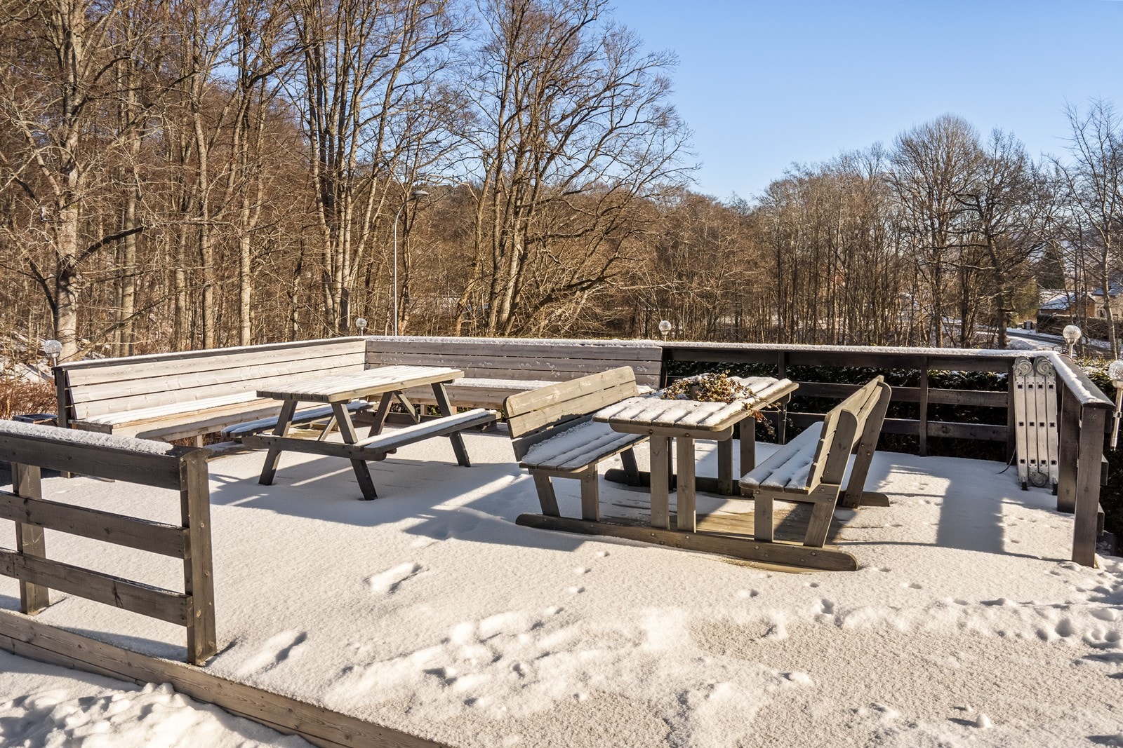 Borettslaget har hyggelige, felles uteområder med sittegrupper. Galleribilde