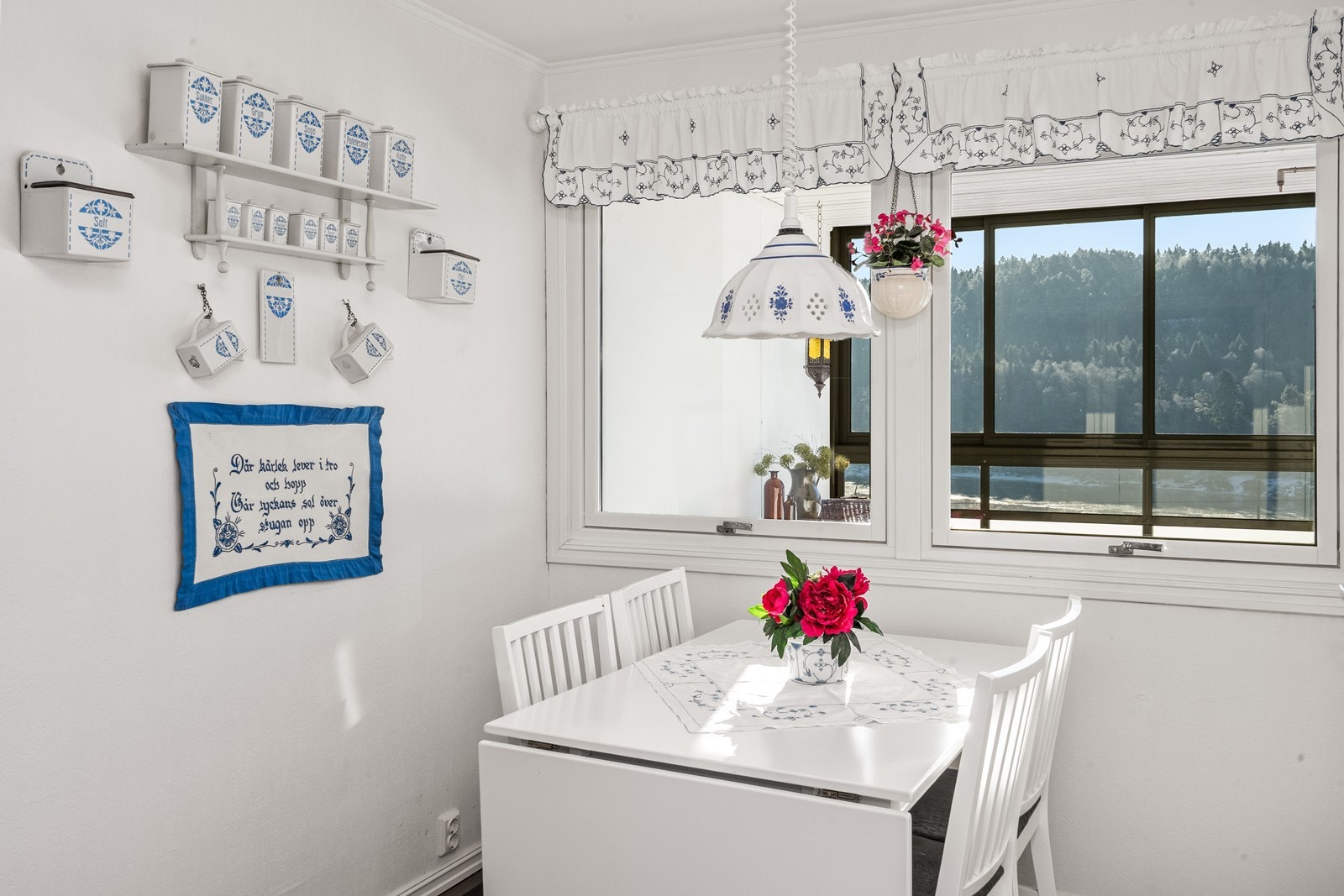 En lys og trivelig krok for frokosten. Galleribilde