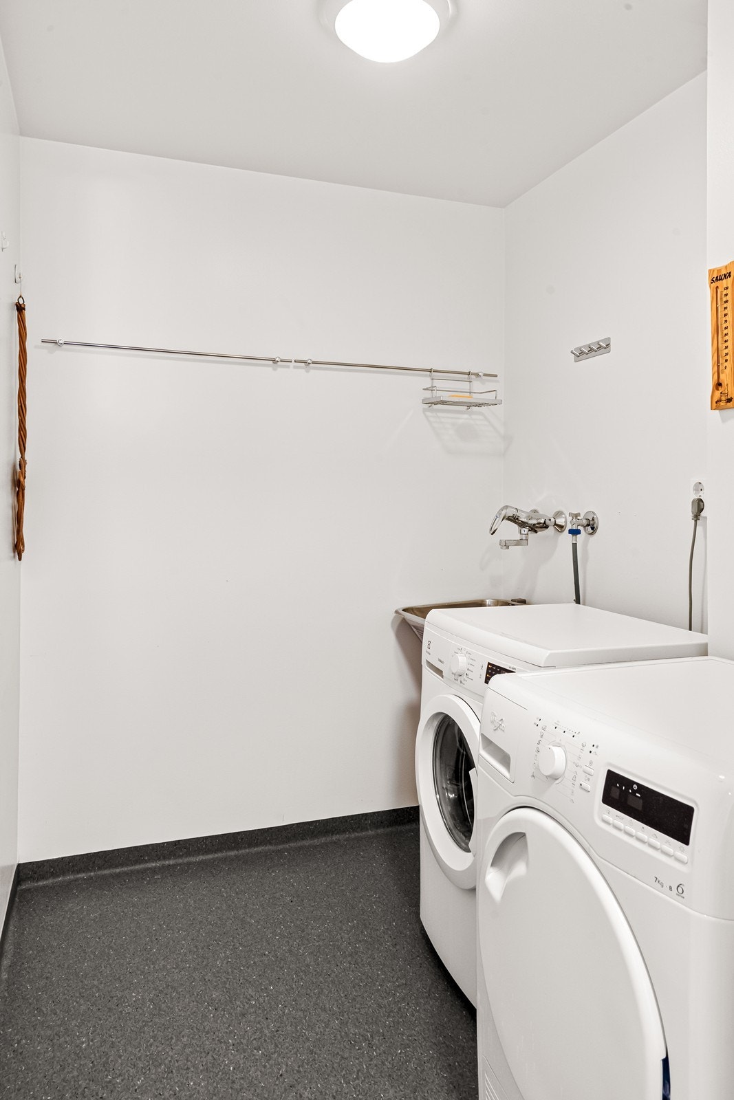 Separat vaskerom fra 2017 med opplegg for vaskemaskin og tørketrommel. Galleribilde