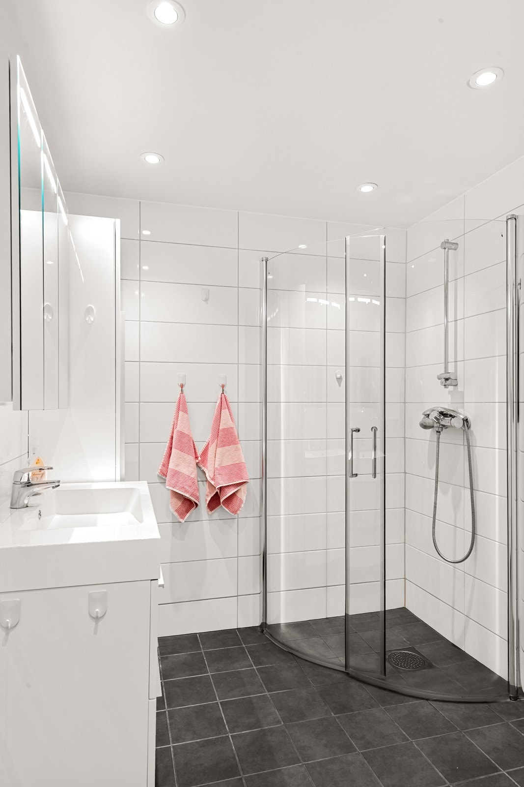 Badet ble modernisert i 2017 og har gulvvarme for økt komfort. Galleribilde