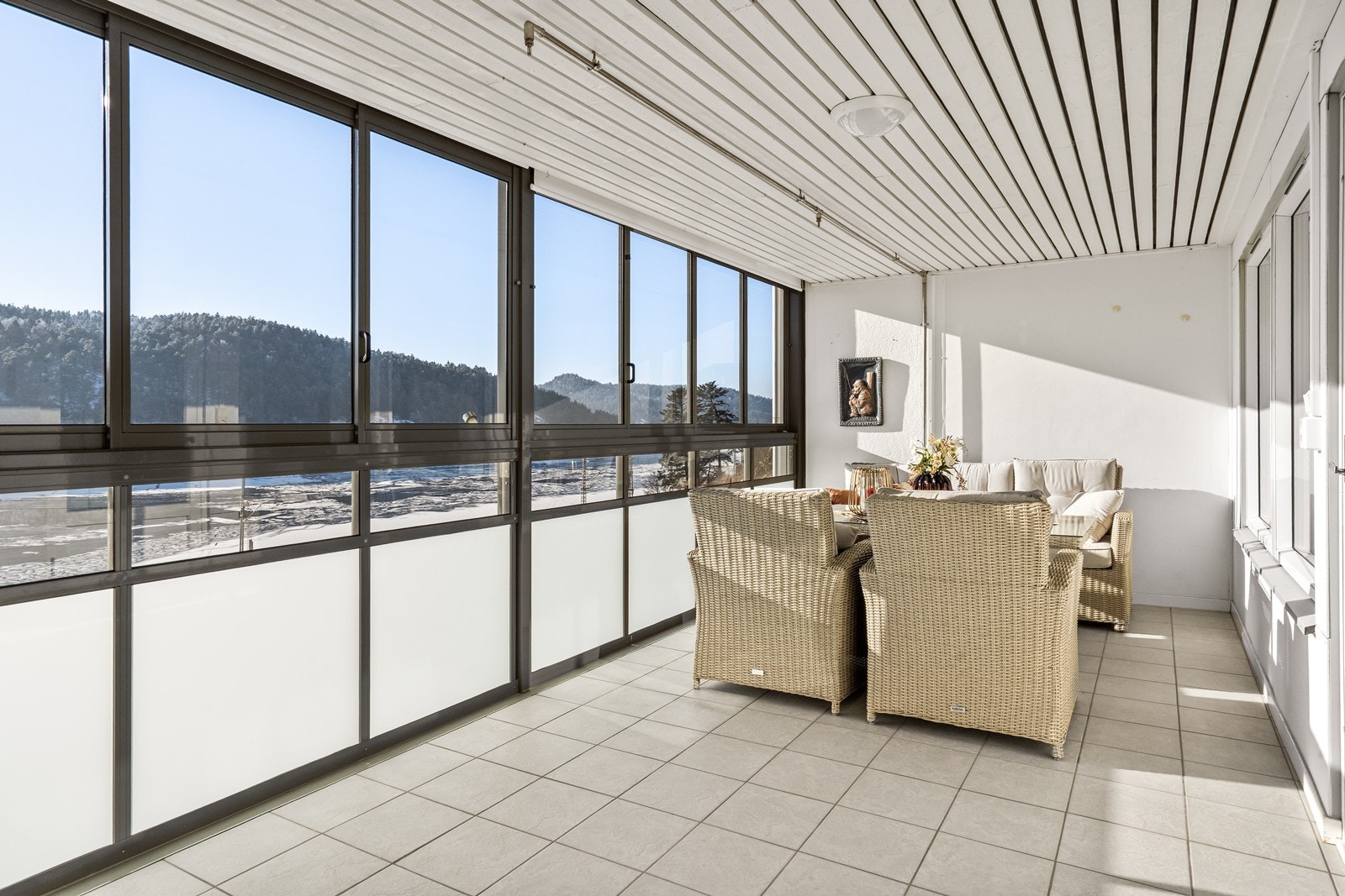 Balkongen fungerer som en forlengelse av stuen store deler av året. Galleribilde