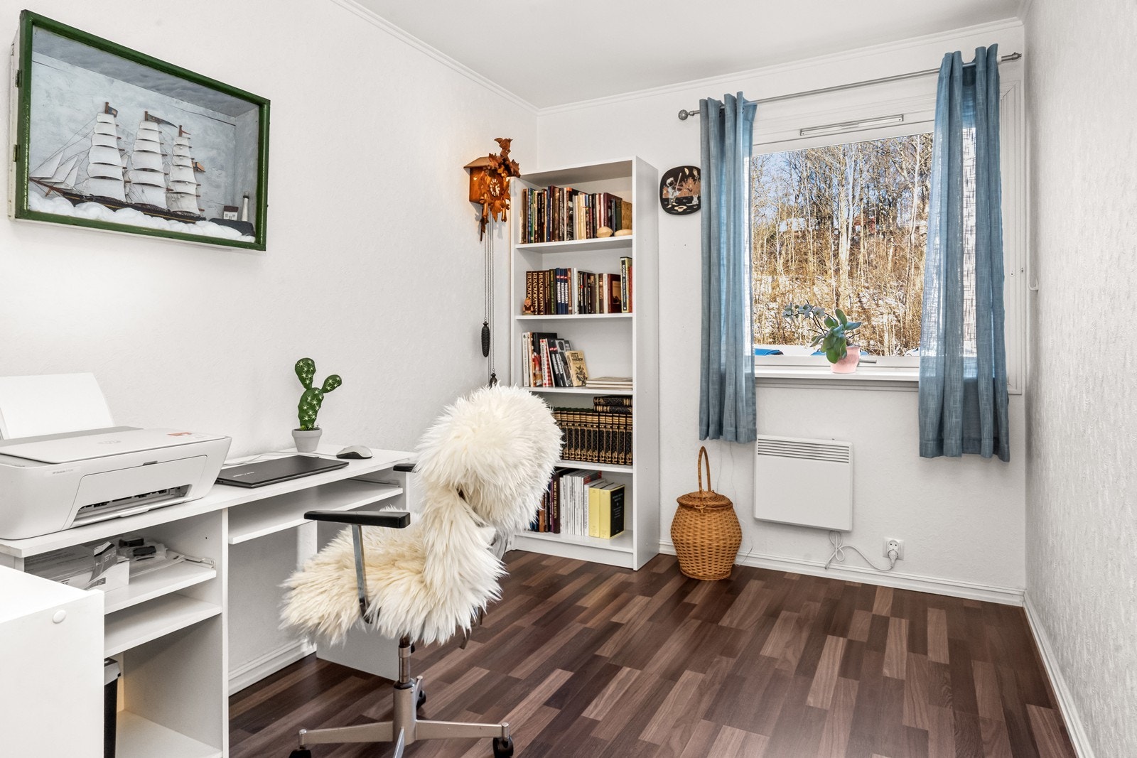 Det tredje soverommet er i dag innredet som kontor, men kan også benyttes som soverom. Galleribilde