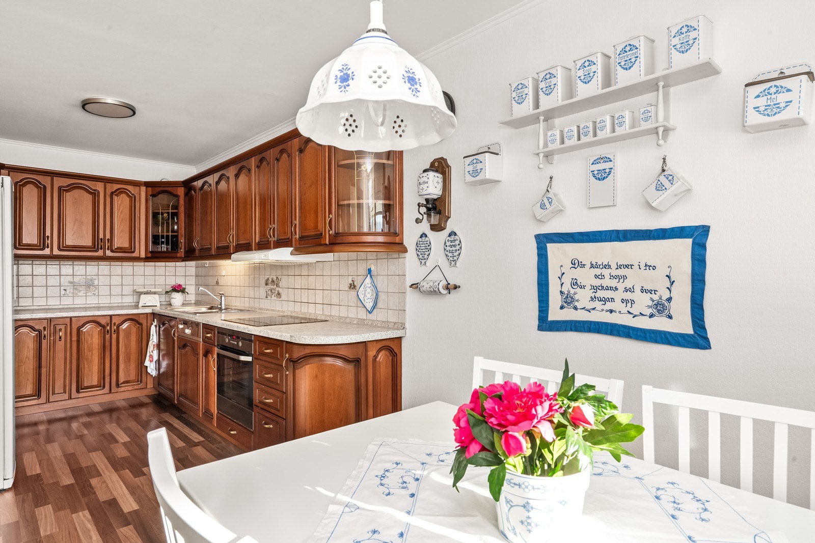 Kjøkkenet har rikelig med skapplass og en egen spiseplass for hverdagens måltider. Galleribilde