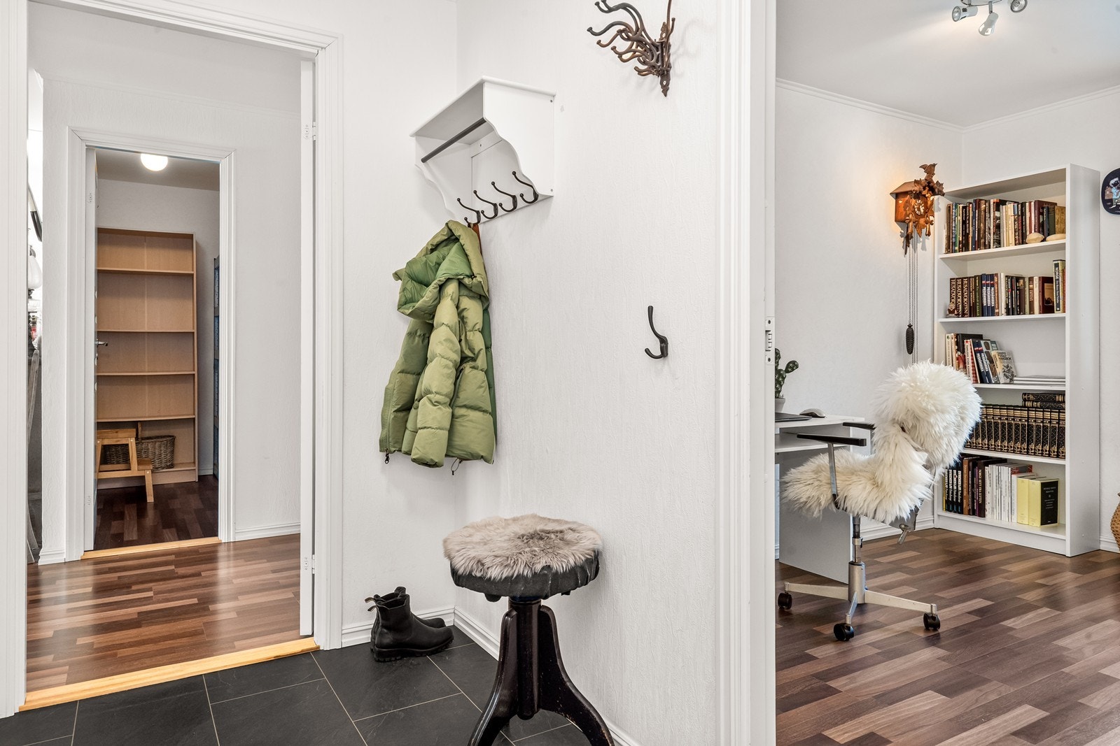 Leiligheten har en egen soveromsavdeling med tre soverom. Galleribilde