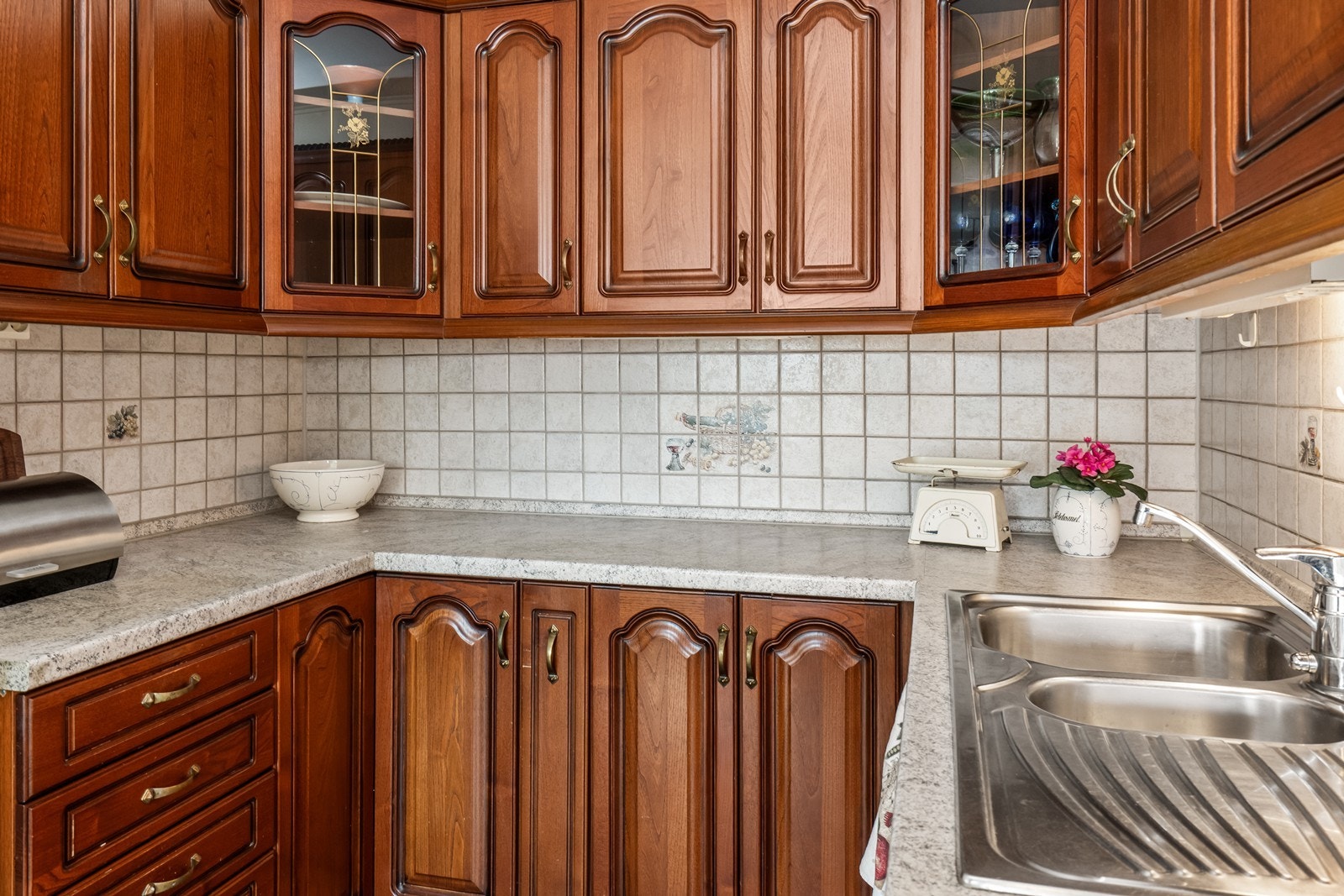 Kjøkkeninnredning fra Black Red White med laminert benkeplate og fliser over benken. Galleribilde