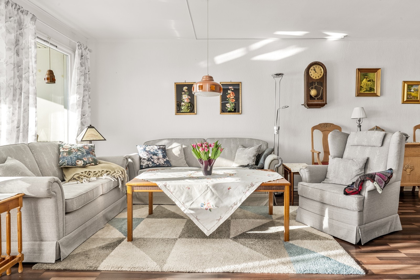 Stuen har god plass til både sofagruppe og annet møblement. Galleribilde