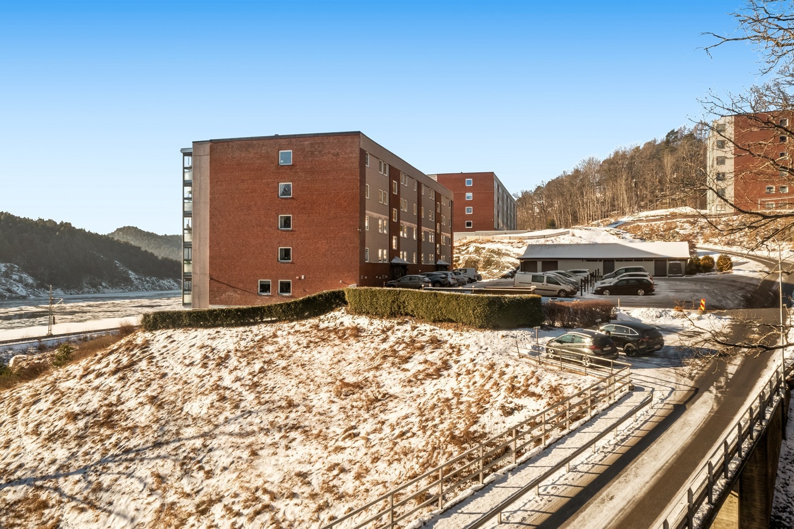 Eiendommen ligger i et stille og rolig område med lite trafikk. Galleribilde