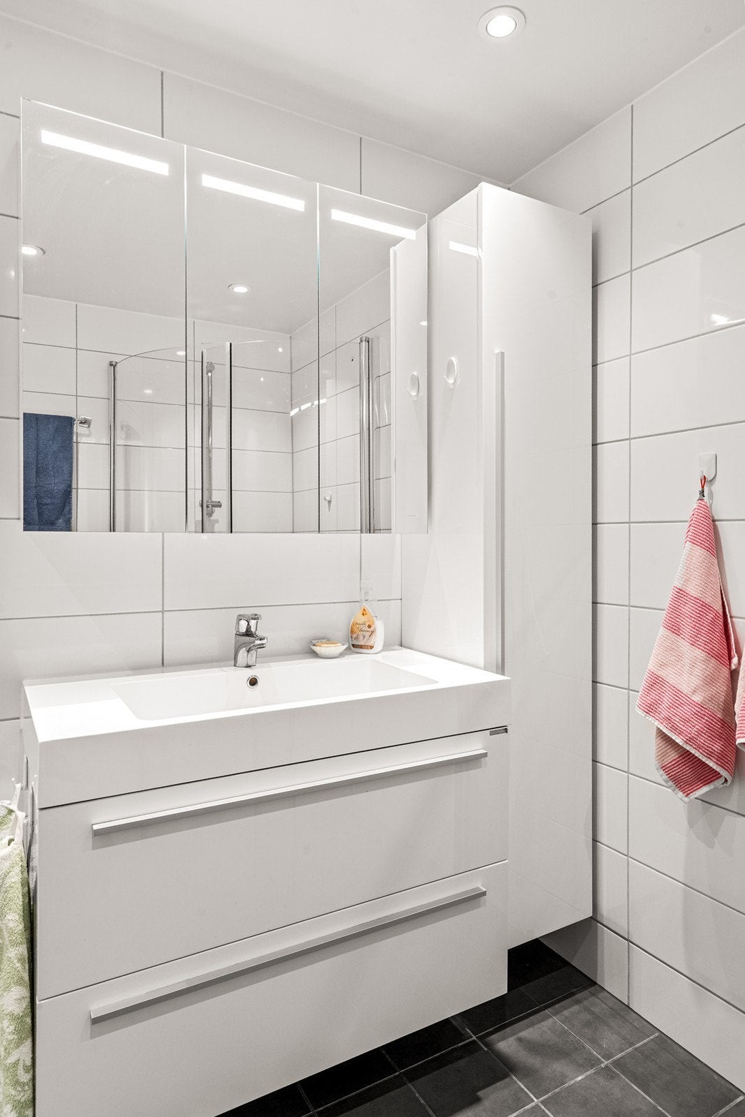 Servantinnredning med skuffer og tilhørende speilskap gir god oppbevaringsplass. Galleribilde