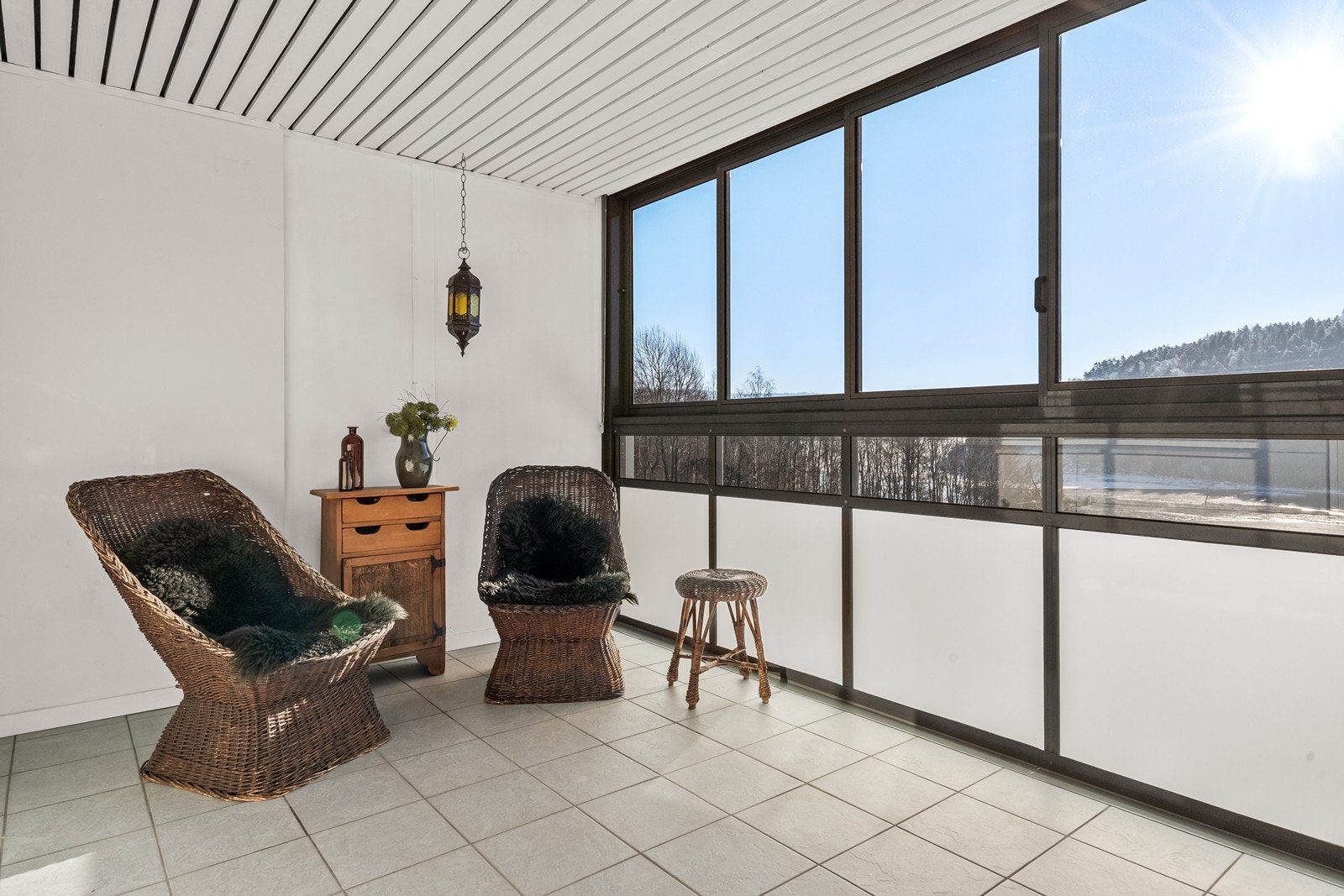 Uterommet har flislagt gulv og er utstyrt med praktisk solskjerming. Galleribilde