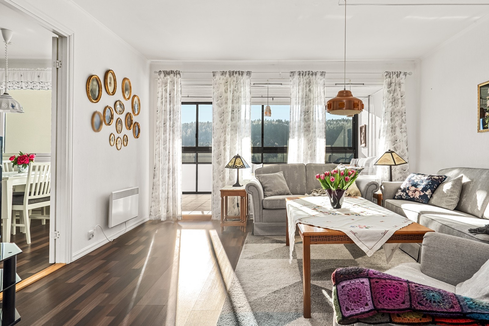 Stuen er et lyst og romslig samlingspunkt med direkte utgang til den innglassede balkongen. Galleribilde